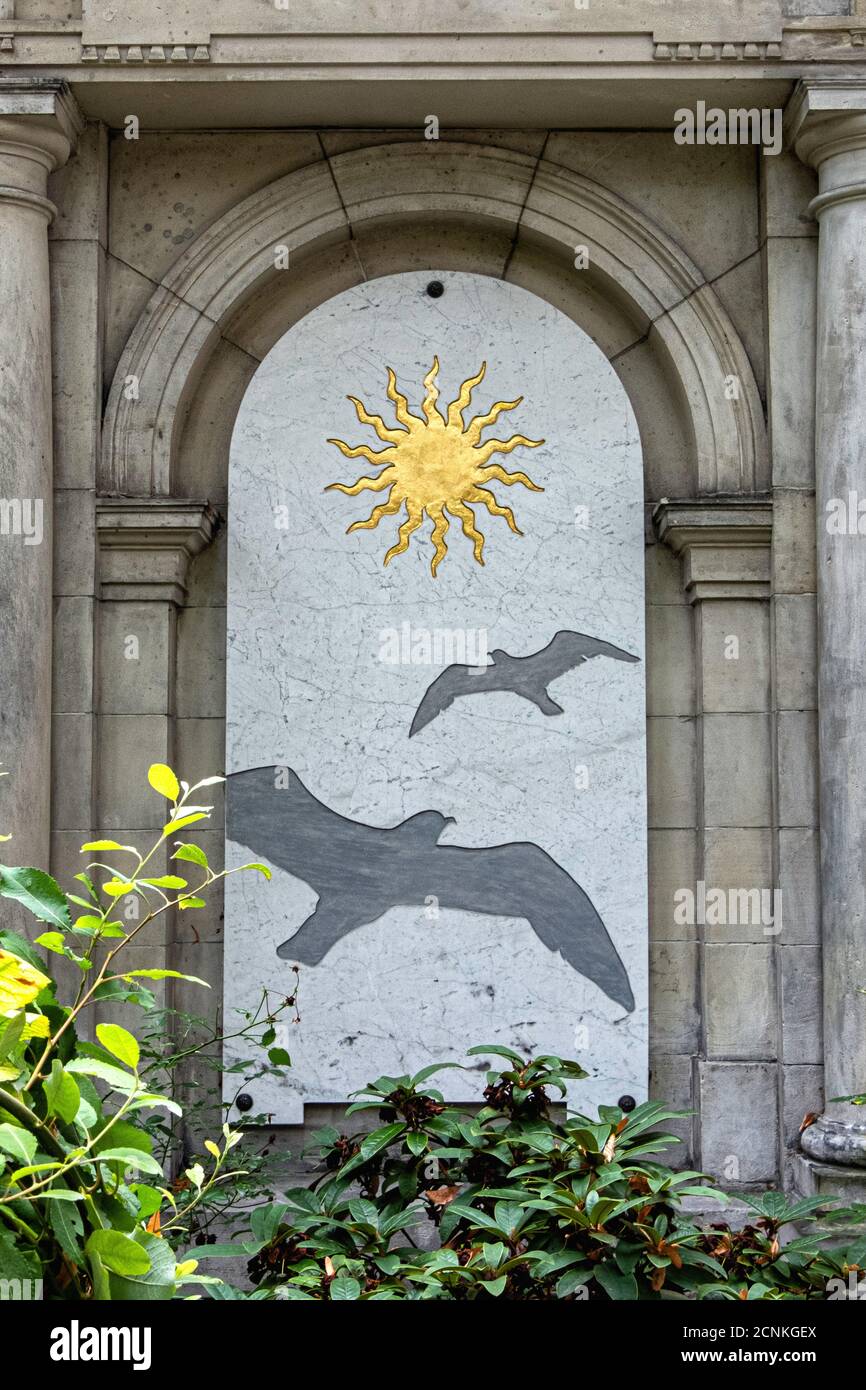 Alter St. Mattäus Kirchhof .Cimetière ancien Saint Matthieu, Schöneberg-Berlin.Or soleil et colombes de paix sur la tombe Banque D'Images