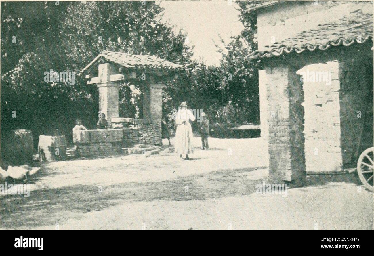 . Le troubadour de Dieu; l'histoire de Saint François d'Assise . le bâtiment, à peine plus que l'ahovel, tombant à la ruine, et abandonné. Il avait été une retraite pour les lépreux, mais les [81] DIEUX TROUBADOUR lépreux avaient été déplacés à cet hôpital plus proche de la ville que François avait si souvent visité. L'ancien bâtiment a été appelé Rivo Torto, Crooked Brook, du petit ruisseau à côté de lequel il se trouvait.ici, les Frères ont vécu tout à travers l'étain, et, quand le printemps est venu, de sorte que manyhad a joint la Fraternité qu'ils n'ont pas de place pour dormir. Misérable comme il a été, François et ses premiers frères ont aimé theirLittle Banque D'Images