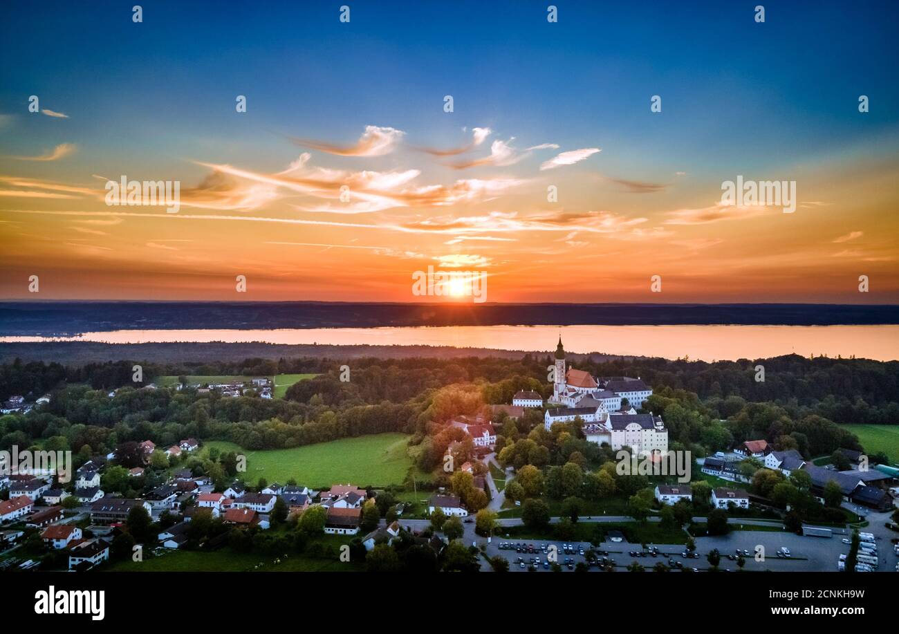 Coucher de soleil au monastère d'Andechs dans la région des cinq lacs, Bavière, Allemagne, Europe Banque D'Images