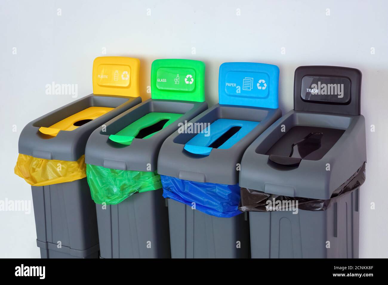 Corbeille à déchets en plastique vert, jaune, rouge et bleu dans les lieux publics. Arrière-plan des déchets de verre de papier et de plastique, déchets. Poubelle Banque D'Images