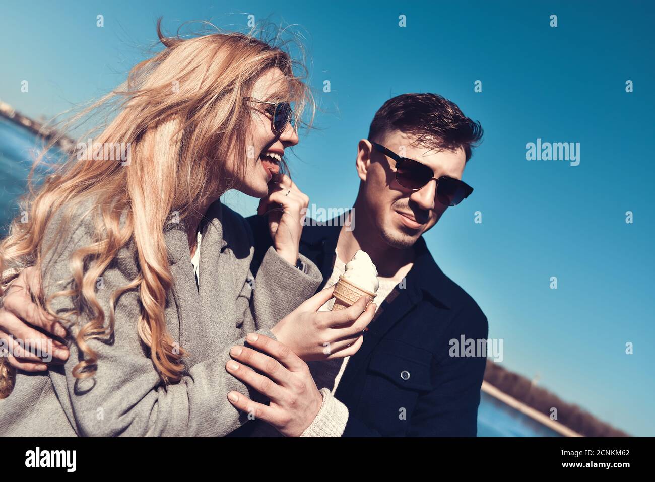 Happy romantic couple en lunettes de soleil. Funny Girl manger la crème glacée Banque D'Images