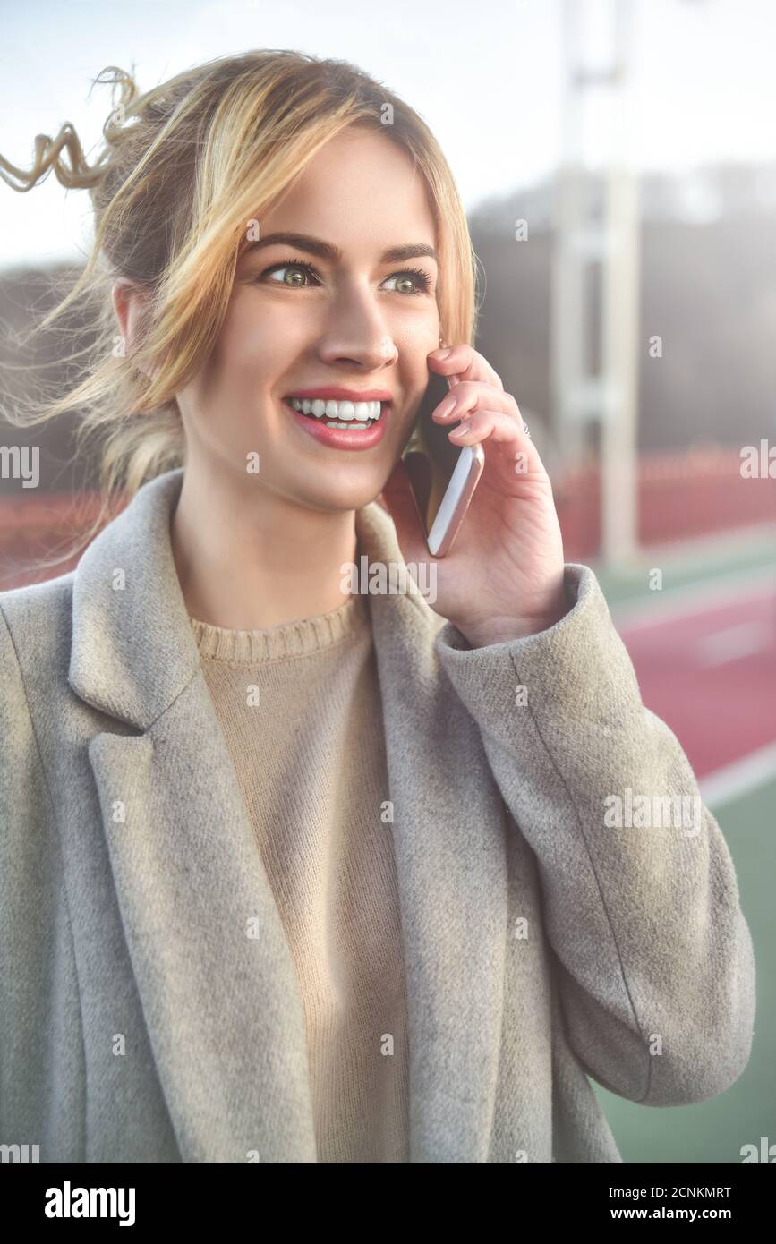 Portrait de la belle jeune femme d'origine urbaine talking on phone Banque D'Images