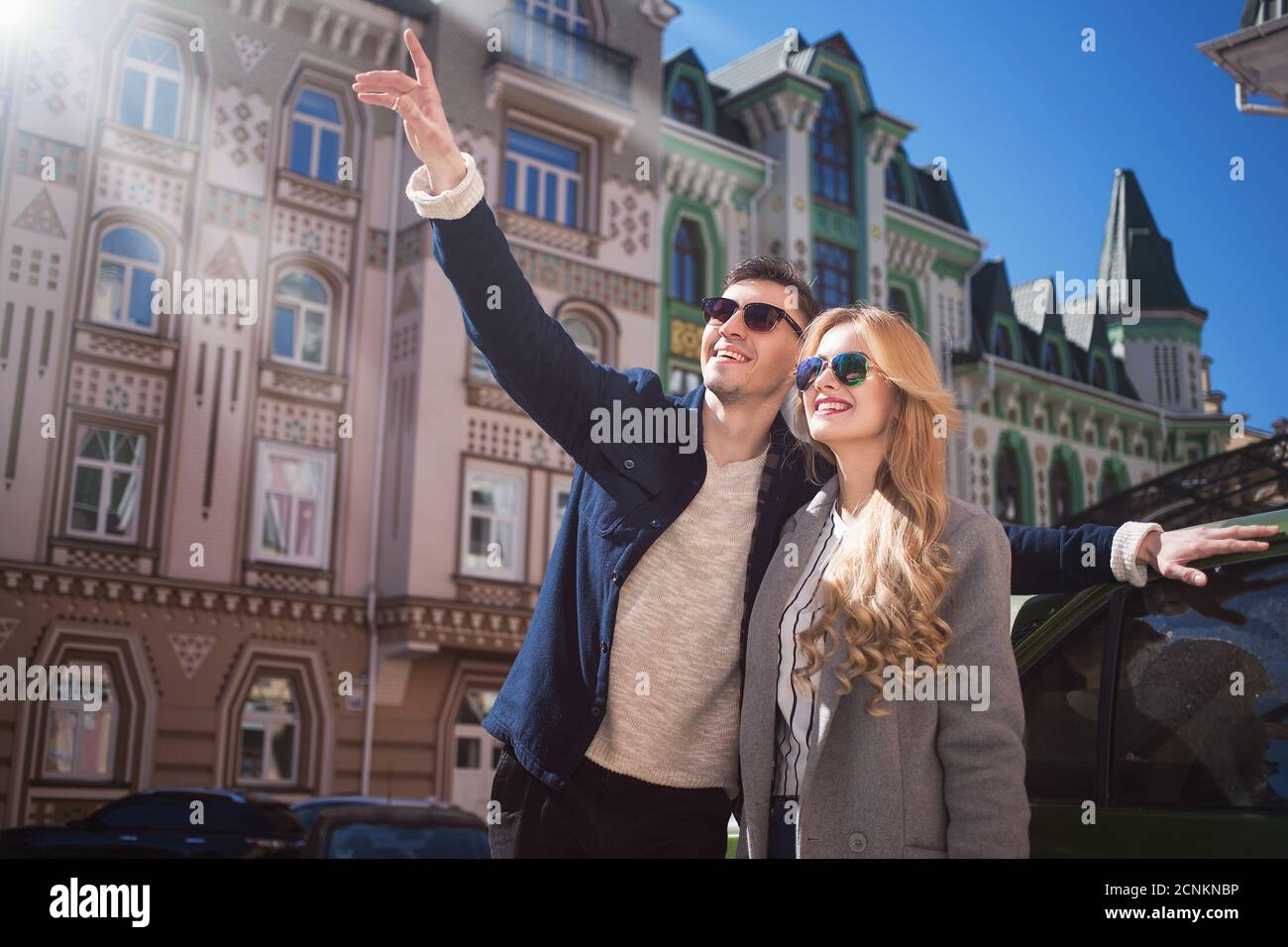 Deux promenades dans la belle ville, jour lumineux Banque D'Images