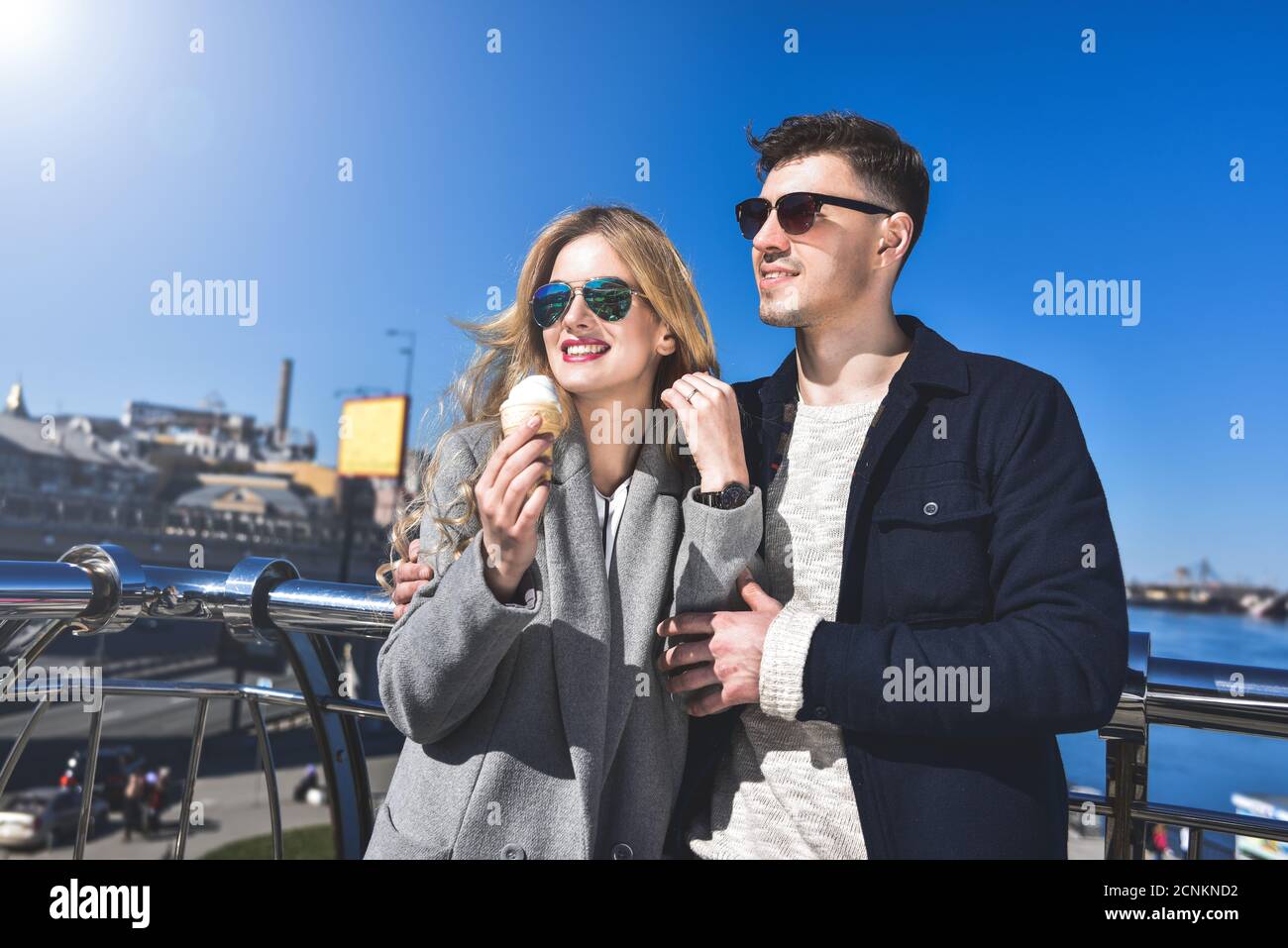 Happy romantic couple en lunettes de soleil. Funny Girl manger la crème glacée Banque D'Images