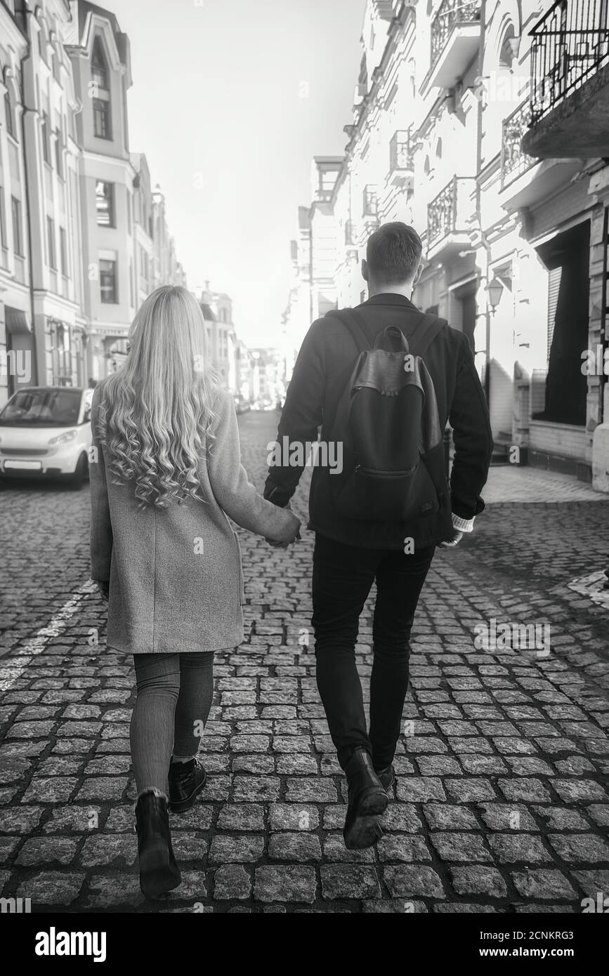 Couple en train de marcher dans la rue Banque D'Images