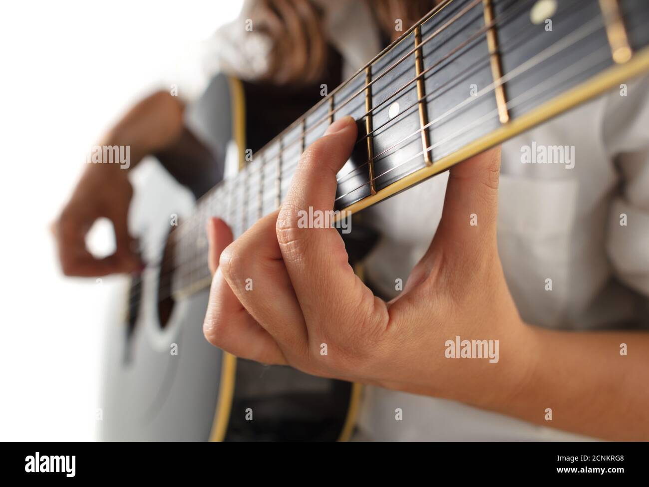 Gros plan du guitariste jouant de la guitare, macro. Concept de publicité, passe-temps, musique, festival, divertissement. Personne improvisant inspiré. CopySpace pour insérer une image ou du texte. Banque D'Images