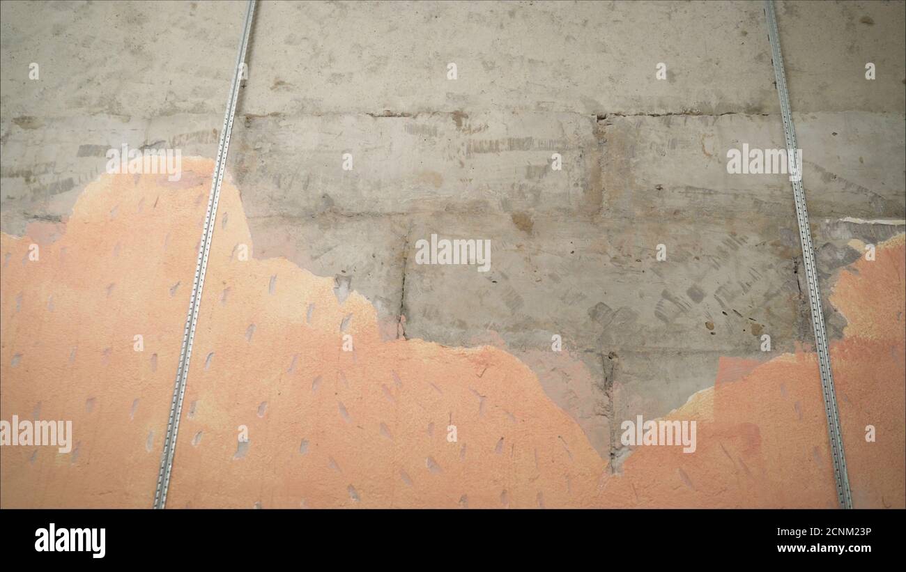 Préparation de la pâte à racler avec une truelle de finition et une spatule avant application sur un mur. Réparation dans l'appartement. Préparation du mur pour le ficelage Banque D'Images