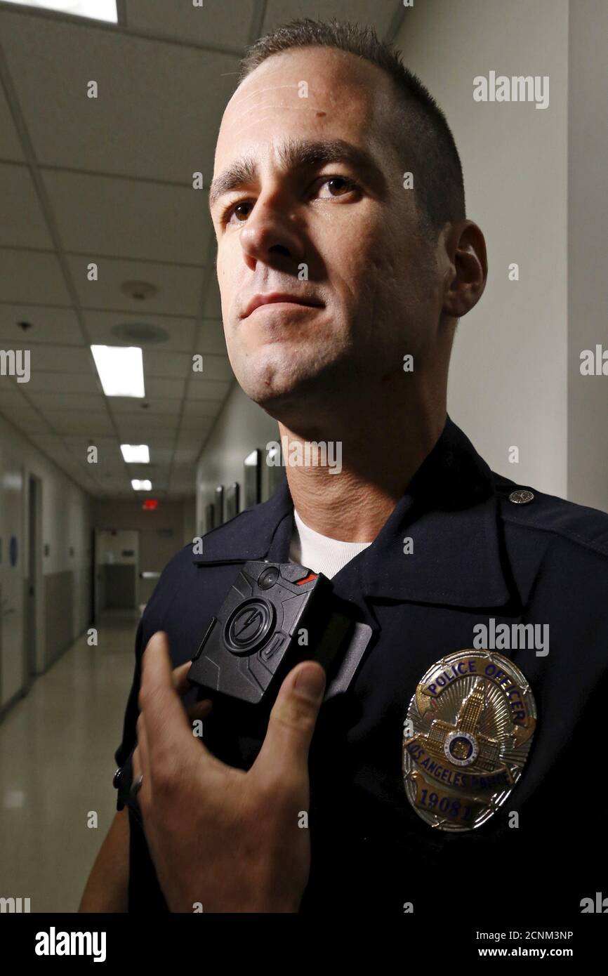 Jim Stover, agent du bureau des technologies de l'information de LAPD,  démontre l'utilisation d'une caméra embarquée lors d'un événement  médiatique présentant les nouvelles caméras corporelles devant être  utilisées par le service de