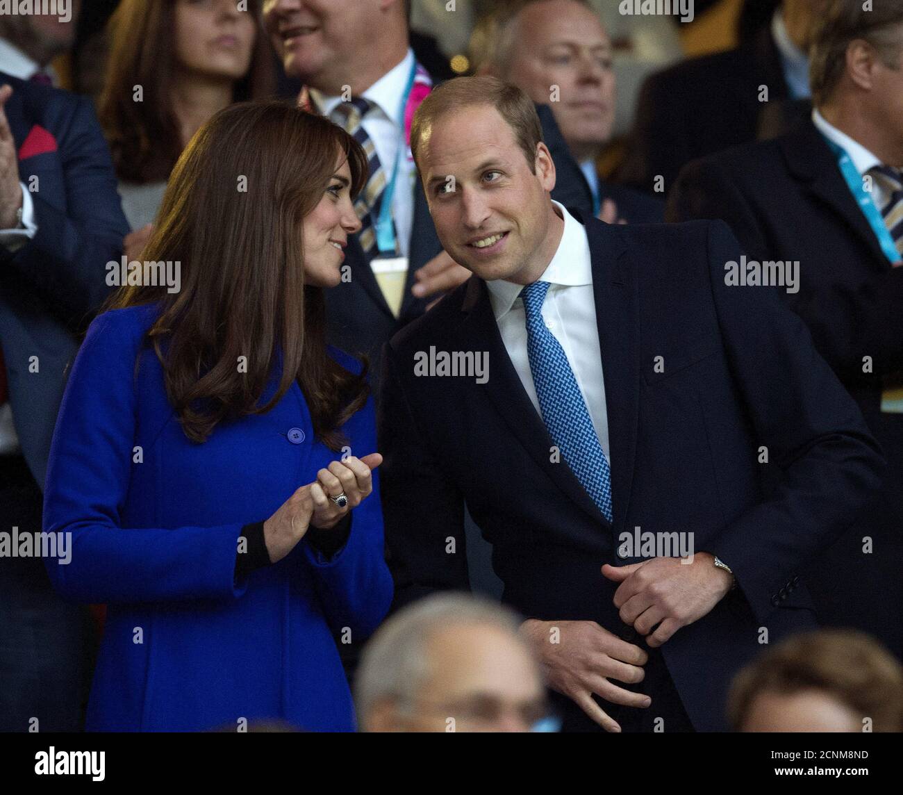 LE PRINCE WILLIAM ET CATHERINE LA DUCHESSE DE CAMBRIDGE REGARDENT LA CÉRÉMONIE D'OUVERTURE. COUPE DU MONDE DE RUGBY 2015. CRÉDIT PHOTO : MARK PAIN / ALAMY Banque D'Images