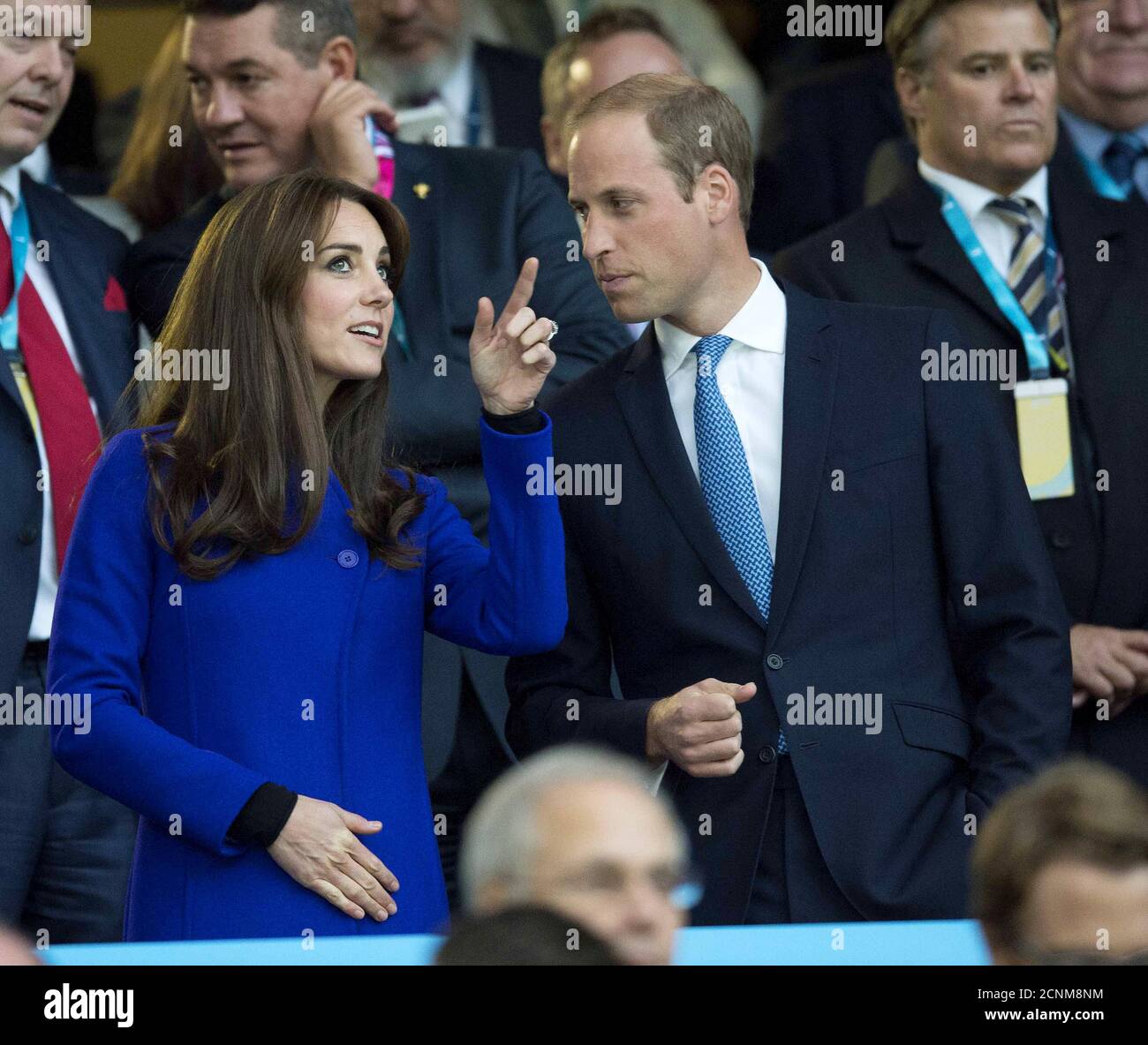 LE PRINCE WILLIAM ET CATHERINE LA DUCHESSE DE CAMBRIDGE REGARDENT LA CÉRÉMONIE D'OUVERTURE. COUPE DU MONDE DE RUGBY 2015. CRÉDIT PHOTO : MARK PAIN / ALAMY Banque D'Images