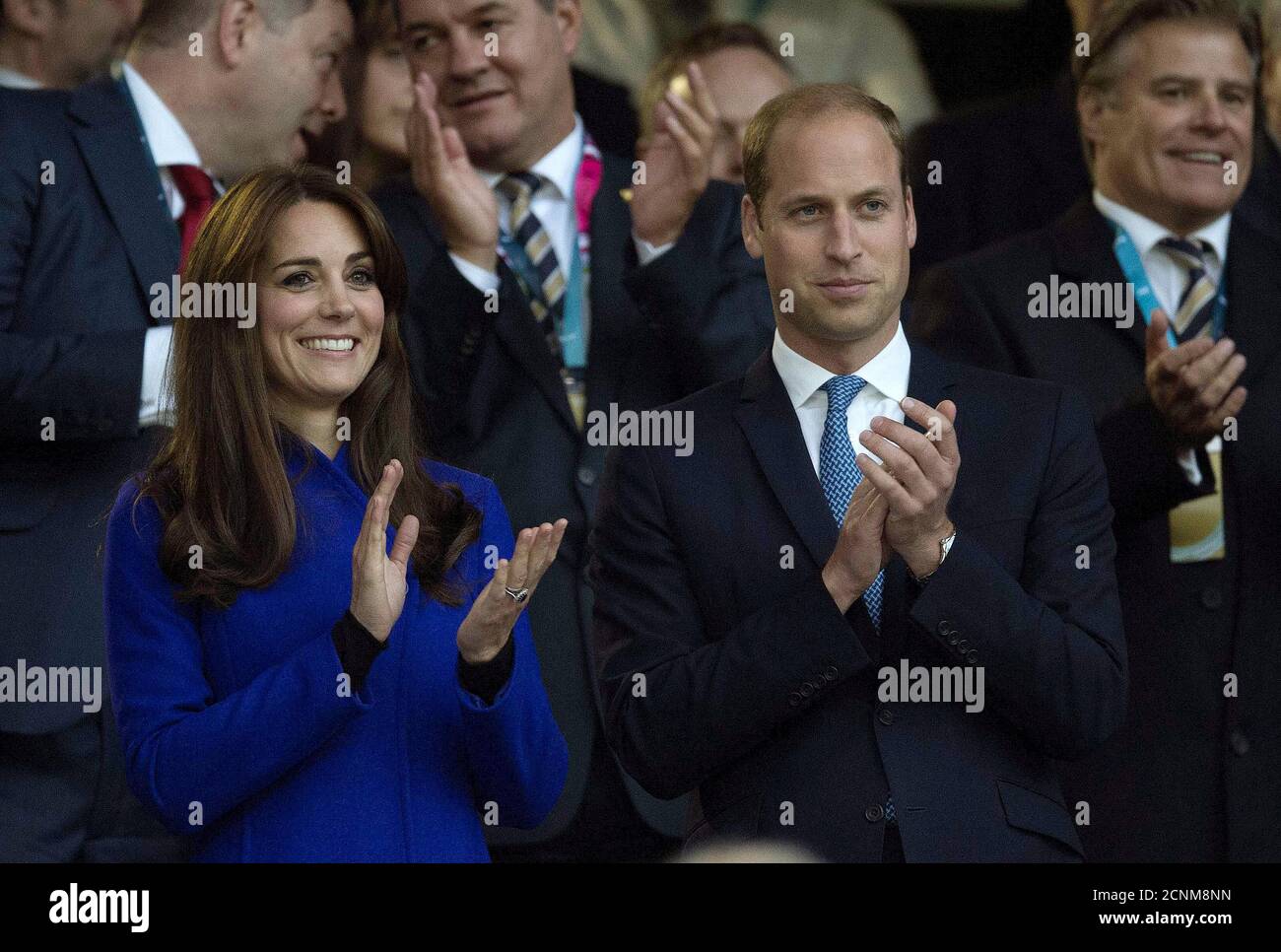 LE PRINCE WILLIAM ET CATHERINE LA DUCHESSE DE CAMBRIDGE REGARDENT LA CÉRÉMONIE D'OUVERTURE. COUPE DU MONDE DE RUGBY 2015. CRÉDIT PHOTO : MARK PAIN / ALAMY Banque D'Images