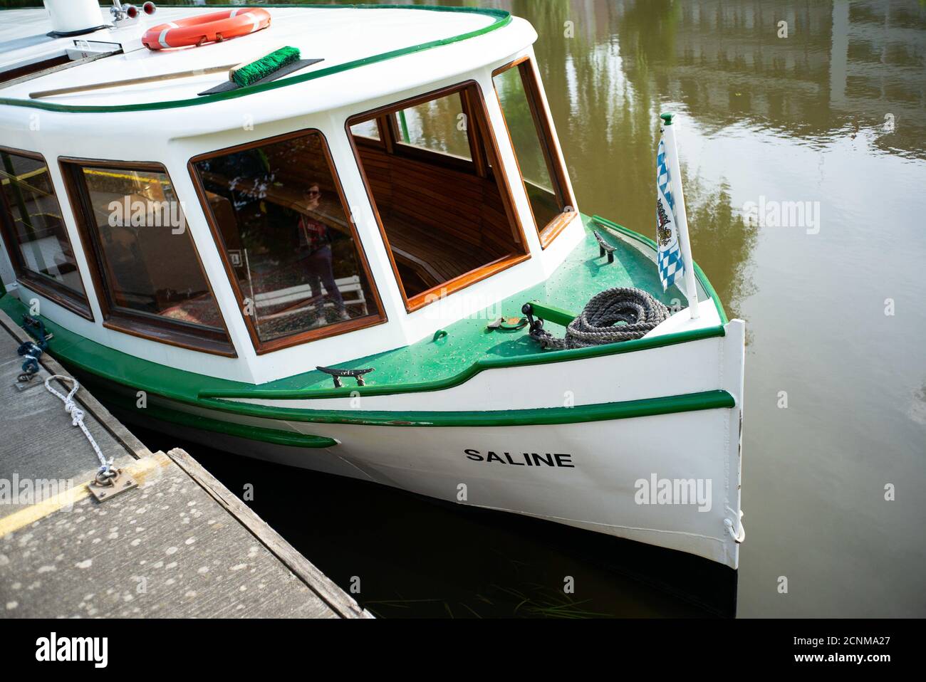 Bateau sur la Saale franconienne, connexion des travaux de sel à la roseraie, Bad Kissingen, été, Bavière, Banque D'Images