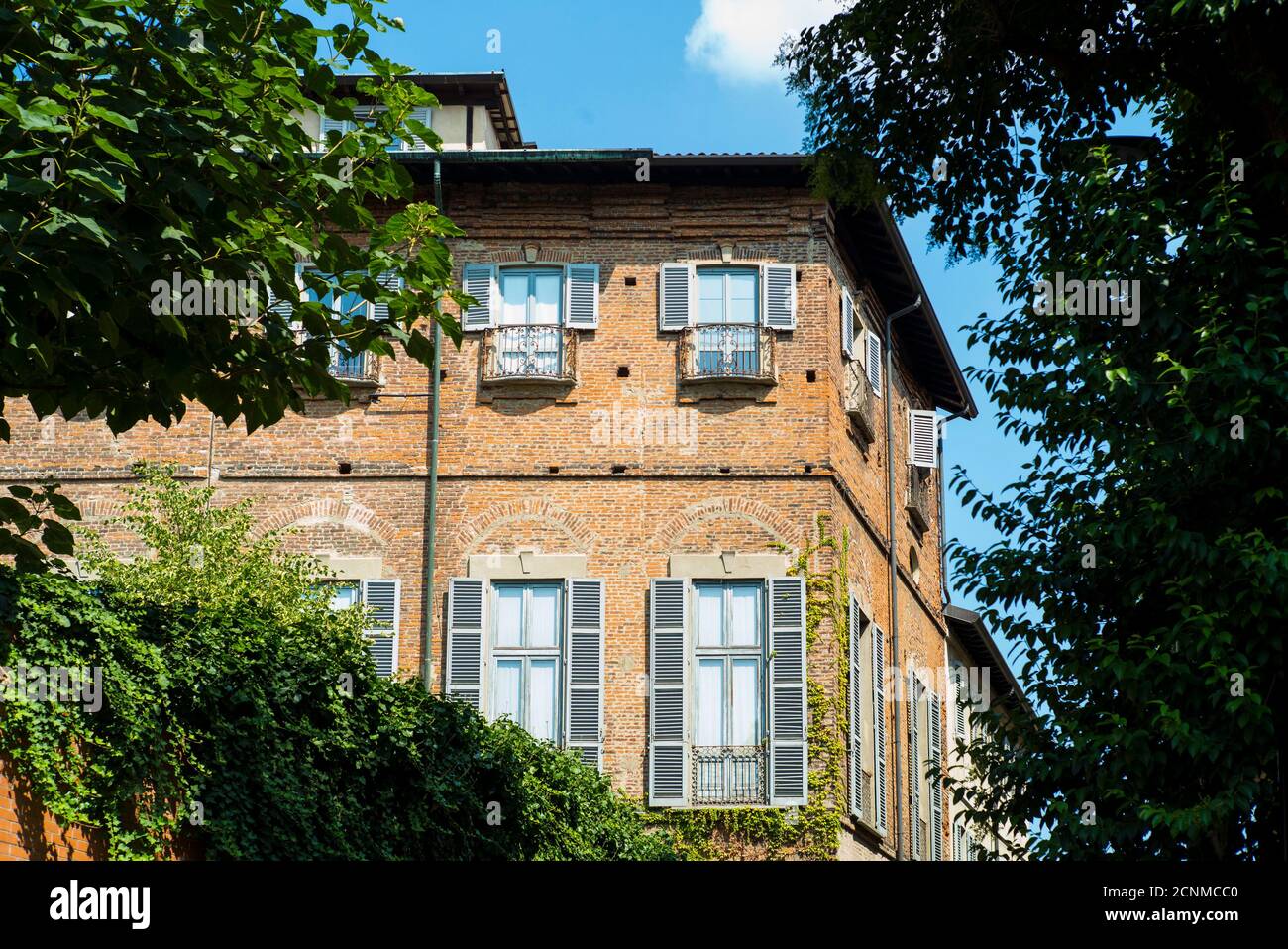 Milan, Lombardie, Italie, élégante façade en briques avec volets en bois Banque D'Images