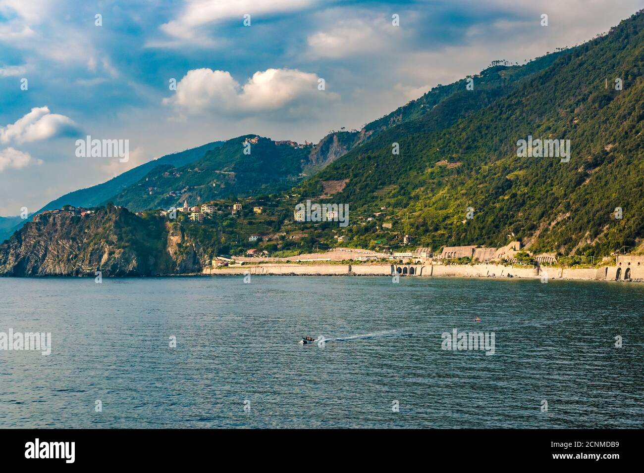 Vue panoramique sur la zone côtière de Corniglia depuis Manarola. Sur le côté gauche en haut du promontoire se trouve Corniglia et sur le côté droit... Banque D'Images