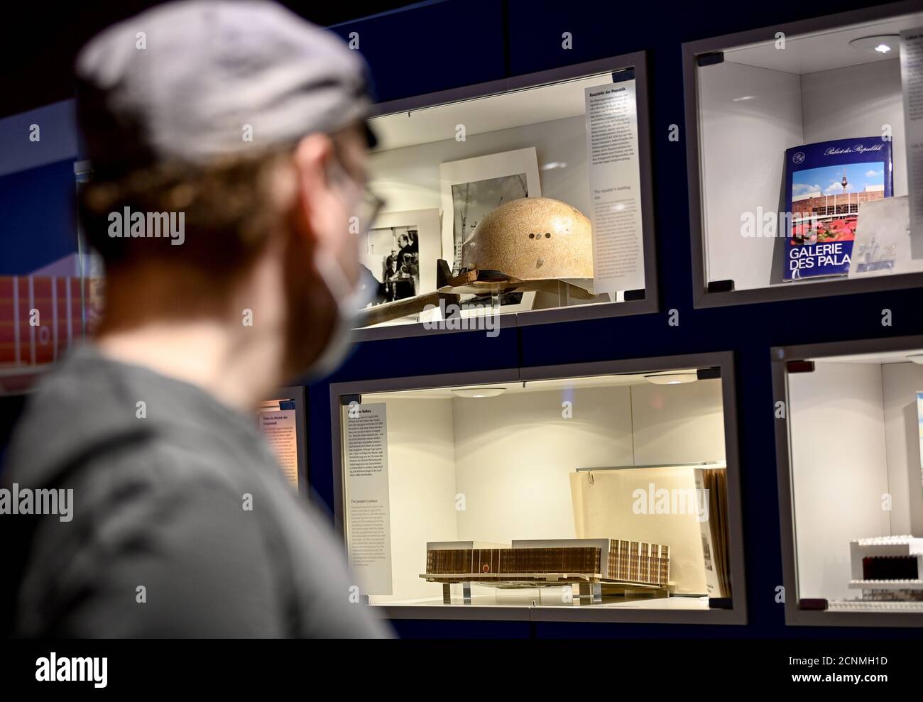 18 septembre 2020, Berlin: Un visiteur regarde le casque de l'architecte Heinz Graffunder dans l'exposition spéciale "Palais de la République" au Musée GDR. De 24.09.2020 à 05.04.2021, des informations sont fournies sur l'histoire du palais et son emplacement. Photo: Britta Pedersen/dpa-Zentralbild/dpa Banque D'Images