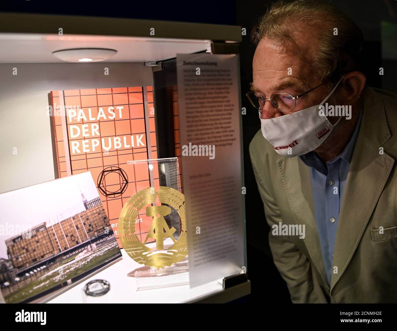 18 septembre 2020, Berlin: Stefan Wolle, historien, regarde les expositions de l'exposition spéciale "Palast der Republik" dans le Musée GDR. De 24.09.2020 à 05.04.2021, l'histoire du palais et son emplacement seront expliqués. Photo: Britta Pedersen/dpa-Zentralbild/dpa Banque D'Images