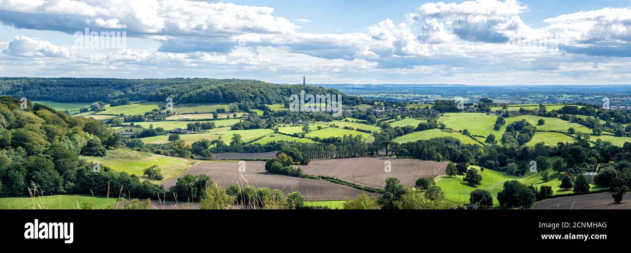 Stinchcombe Hill en direction du monument de Tyndale et de North Nibley, The Cotswolds, Gloucestershire, Angleterre, Royaume-Uni. Monument a été construit à l'intérieur Banque D'Images