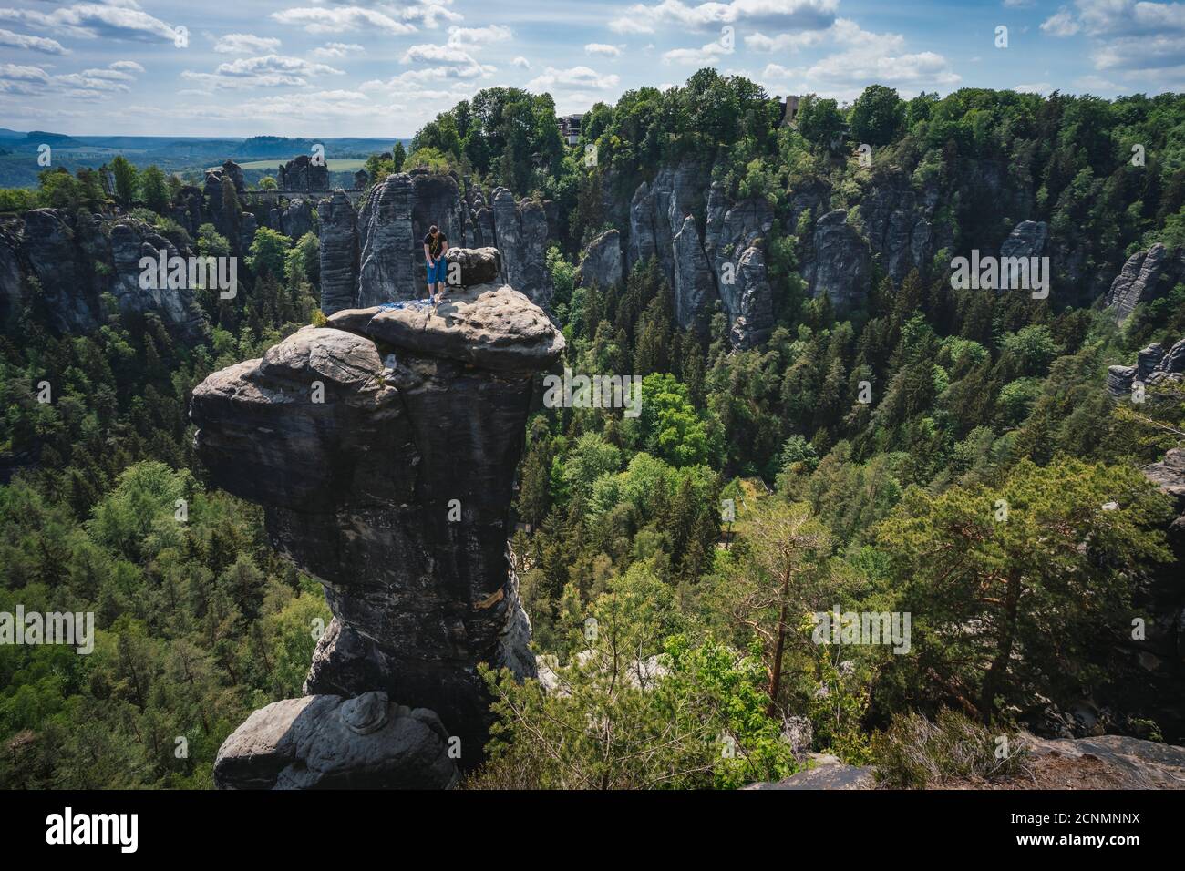 Ferdinandstein avec grimpeur non reconnu dans le célèbre parc national Bastei Saxon Suisse, Allemagne. Belle formation de pierre de sable au printemps AC Banque D'Images