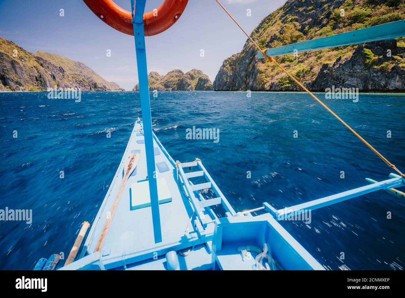 El Nido, Philippines. Excursion en bateau sur l'île, survolez le détroit ouvert entre les îles de calcaire karstiques exotiques lors d'une excursion. Banque D'Images