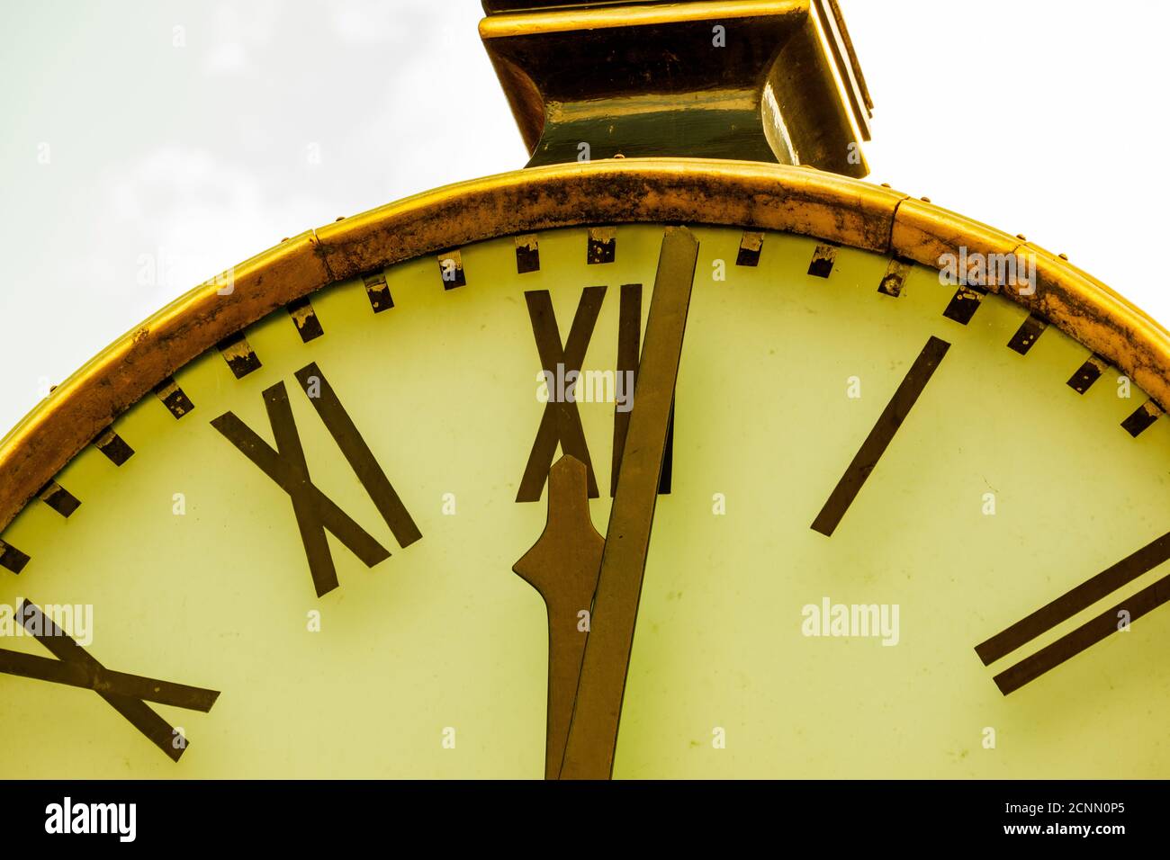 Gros plan d'une horloge rétro et heure est 12 heures. Concept du temps. Banque D'Images