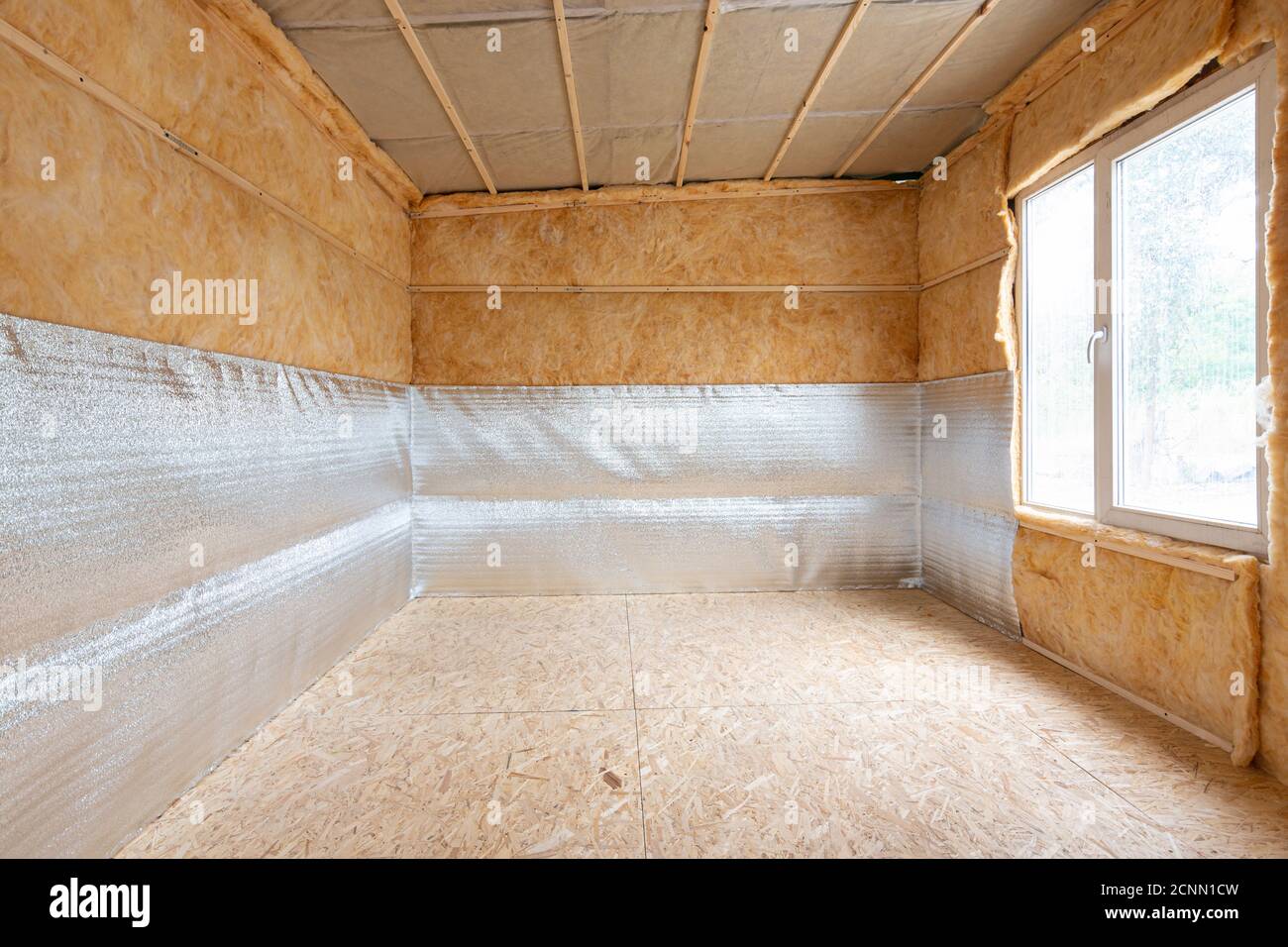 Intérieur d'une maison de campagne, une couche d'isolation thermique de mousse de polyéthylène réflective laminée avec lavsan lors de l'isolation d'un hou Banque D'Images