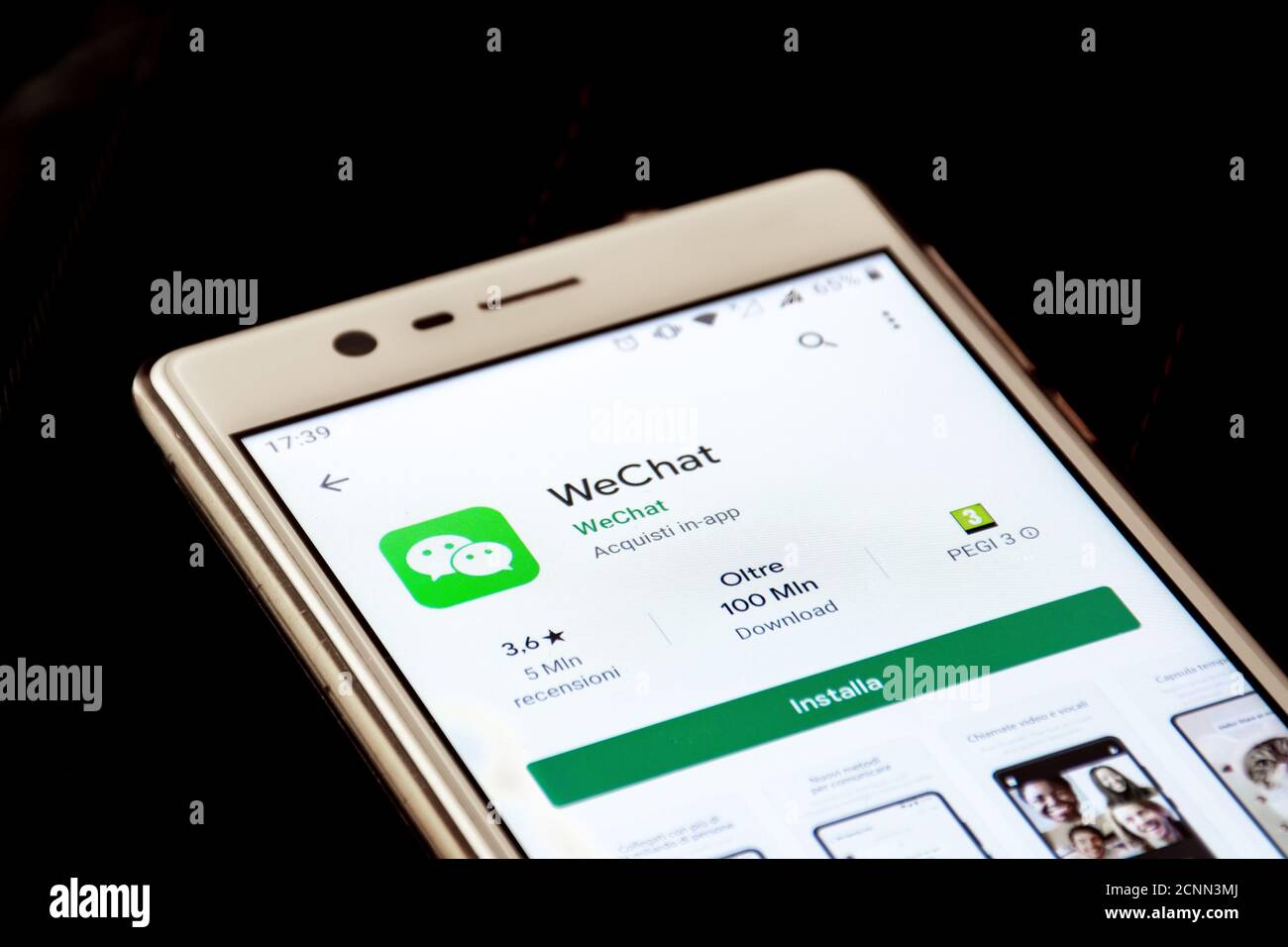 Gros plan du logo WeChat, icône d'application affichée sur un smartphone, Trump interdit et bloque le téléchargement aux États-Unis Banque D'Images