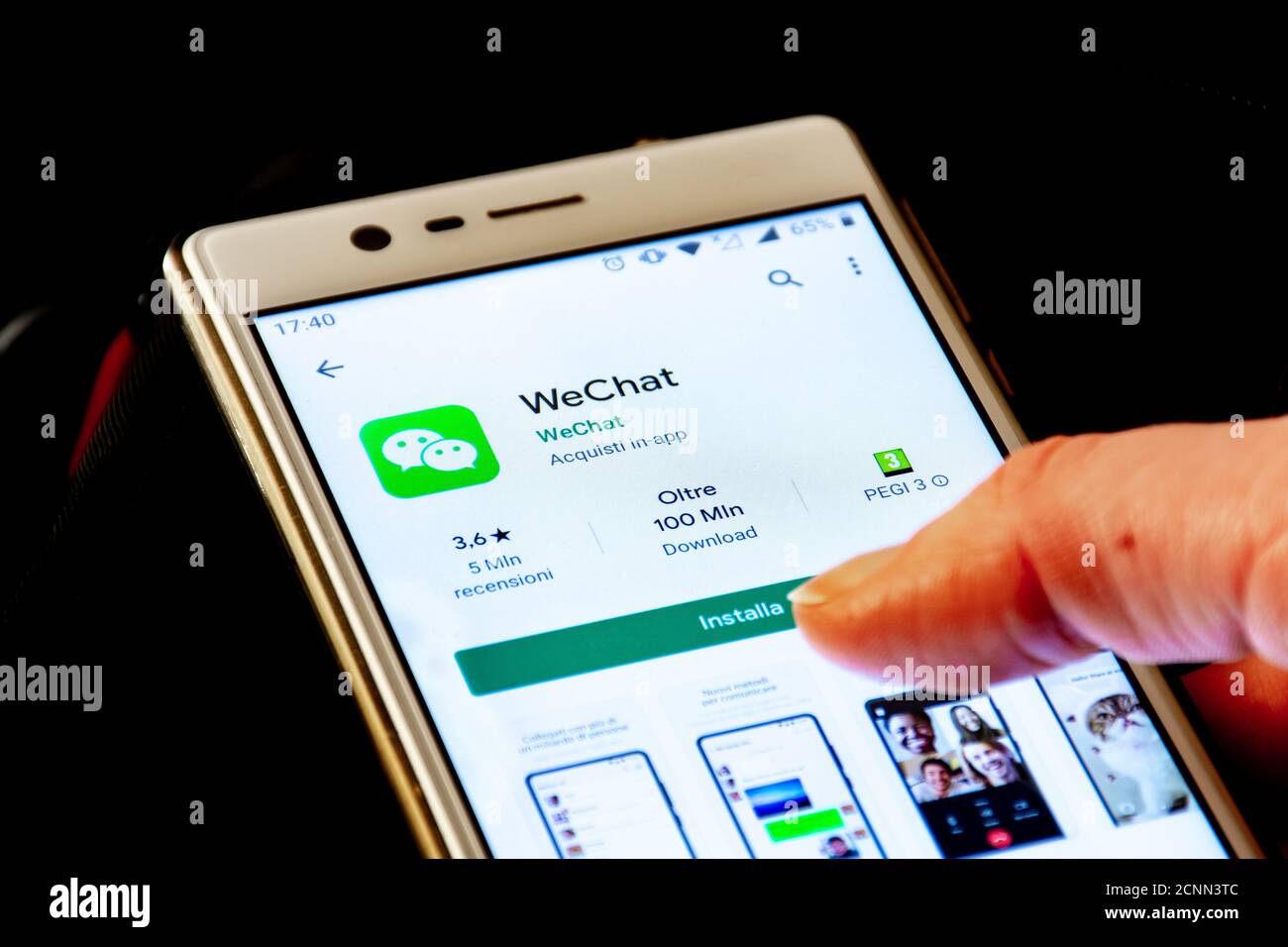 Gros plan du logo WeChat, icône d'application affichée sur un smartphone avec le doigt, Trump interdit et bloqué le téléchargement aux États-Unis Banque D'Images