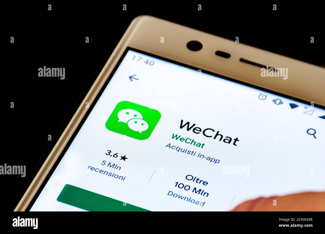 Gros plan du logo WeChat, icône d'application affichée sur un smartphone, Trump interdit et bloque le téléchargement aux États-Unis Banque D'Images
