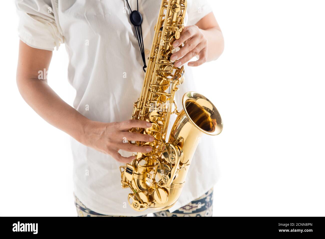 Femme en gros plan jouant du saxophone isolée sur fond blanc de studio. Musicien inspiré, détails de l'occupation de l'art, instrument de jazz et de blues de renommée mondiale. Concept de passe-temps, créativité. Banque D'Images