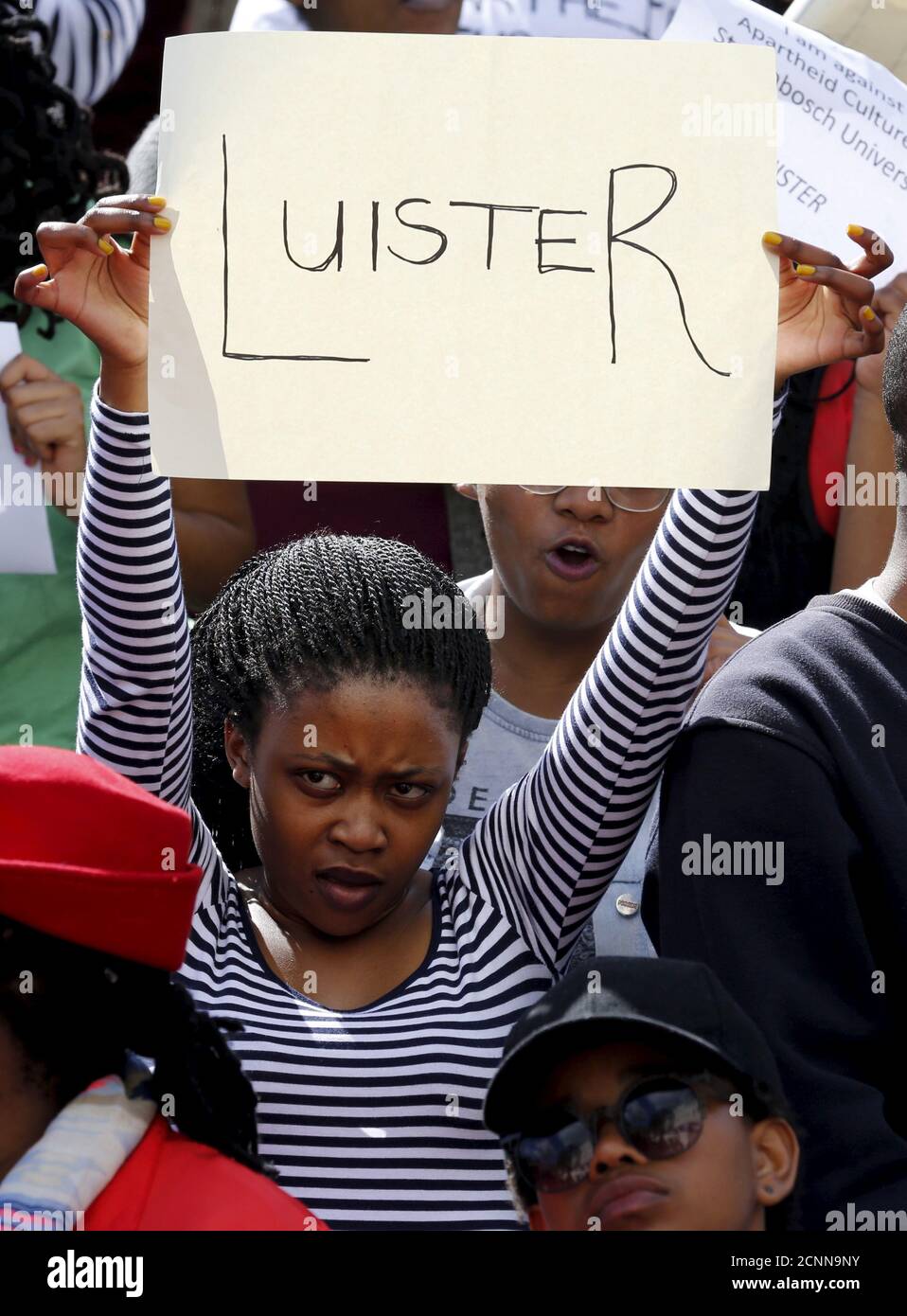 Un étudiant tient un signe qui lit "écouter" lors d'une manifestation à l' Université Stellenbosch d'Afrique du Sud à Stellenbosch, dans cette photo  prise le 1er septembre 2015. Les étudiants de l'Université Stellenbosch