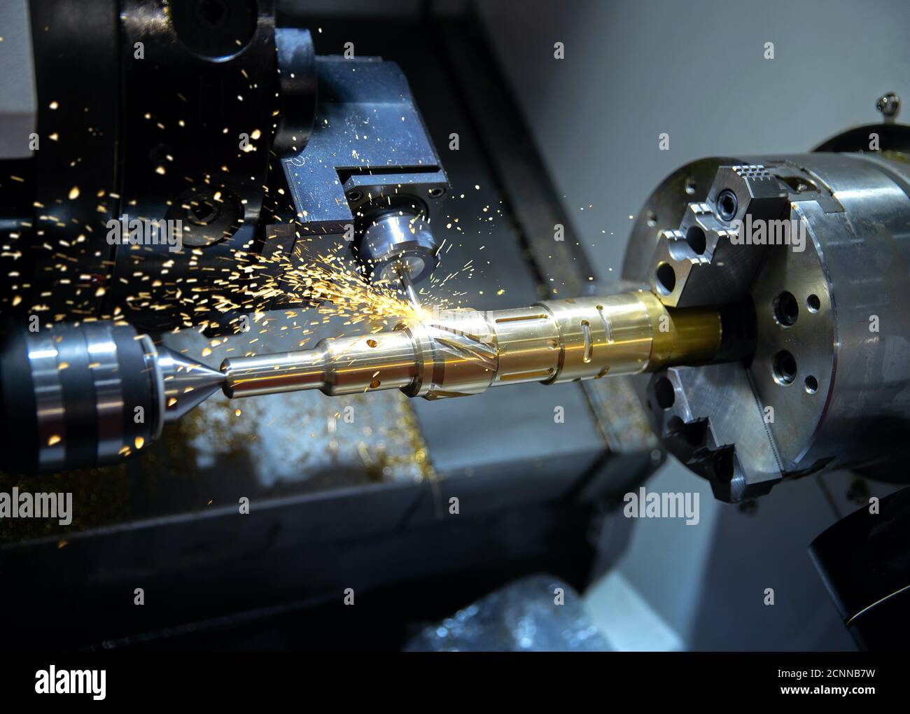 Industrie des machines-outils métalliques. Usinage de tournage CNC la coupe  à grande vitesse est en fonctionnement. Étincelles de projection de travail  des métaux Photo Stock - Alamy