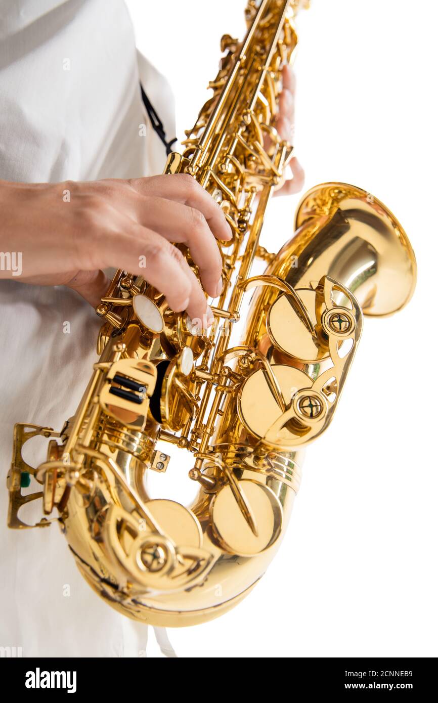 Femme en gros plan jouant du saxophone isolée sur fond blanc de studio. Musicien inspiré, détails de l'occupation de l'art, instrument de jazz et de blues de renommée mondiale. Concept de passe-temps, créativité. Banque D'Images