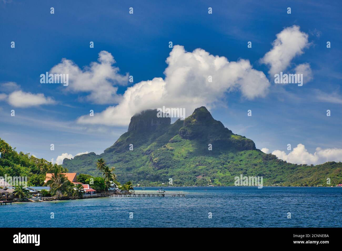 Une vue idyllique sur l'île de la mer du sud de Bora Bora avec le volcan éteint du mont Otemanu et ses pistes vertes, Polynésie française Banque D'Images