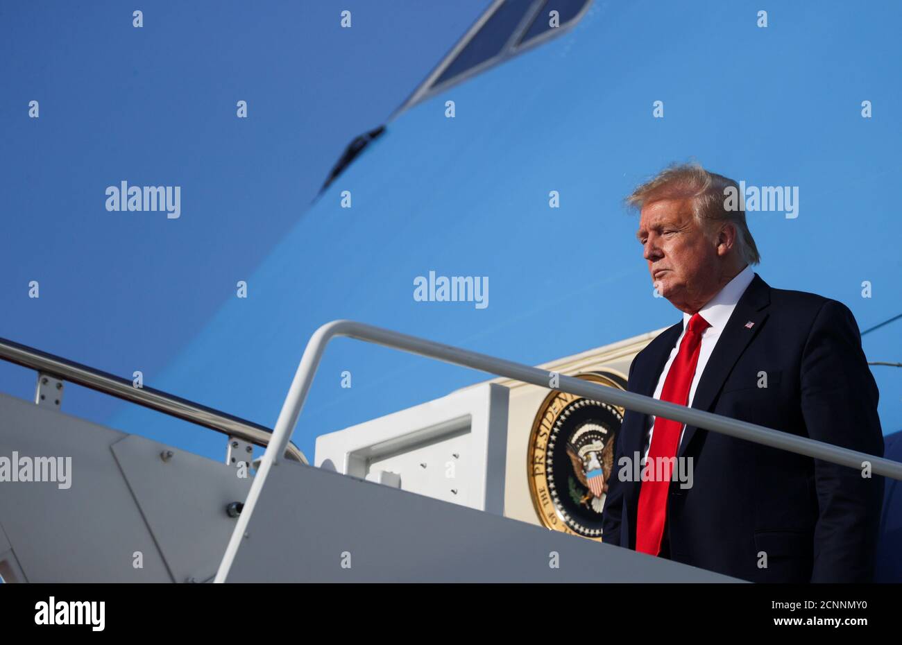 Le président américain Donald Trump débarque de l'Air Force One à son retour à Washington après avoir effectué un voyage au Kennedy Space Center en Floride à la joint base Andrews, Maryland, États-Unis, le 27 mai 2020. REUTERS/Jonathan Ernst Banque D'Images