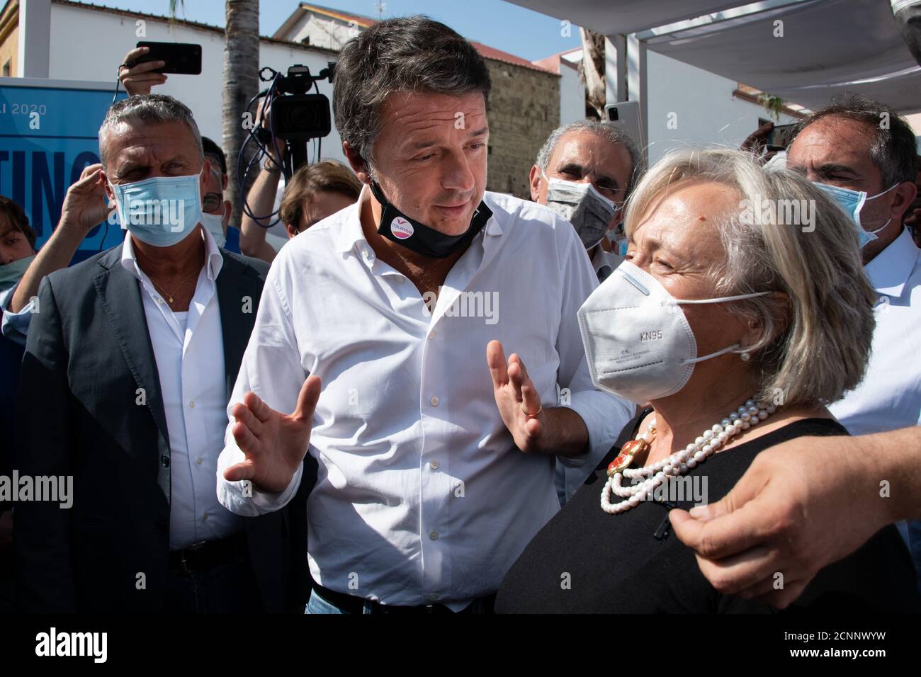 Aversa, Italie. 17 septembre 2020. (9/17/2020) le chef de 'Italia Viva' Matteo Renzi arrive à Aversa pour soutenir les candidats de son parti aux prochaines élections de Campanie.dans la photo avec Bernarda de Girolamo, le principal qui dans son école a déplacé son bureau dans un placard. Elle a trasformed l'ancien bureau dans une salle de classe parce que dans le bâtiment il n'y avait pas de cours pour les étudiants. (Photo par Gennaro Buco/Pacific Press/Sipa USA) crédit: SIPA USA/Alay Live News Banque D'Images