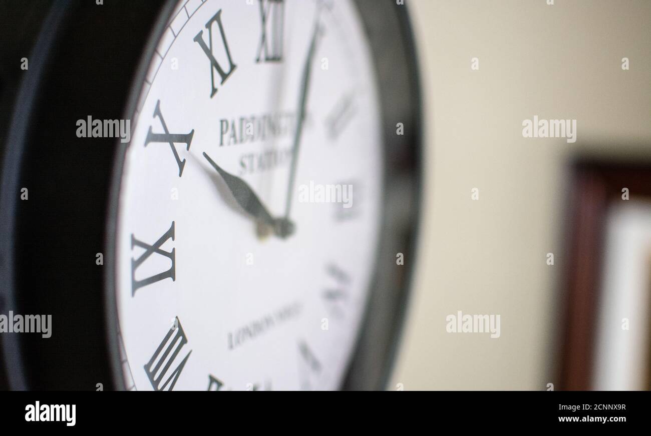 Horloge de la gare de nostalgie indiquant l'heure de la journée Banque D'Images