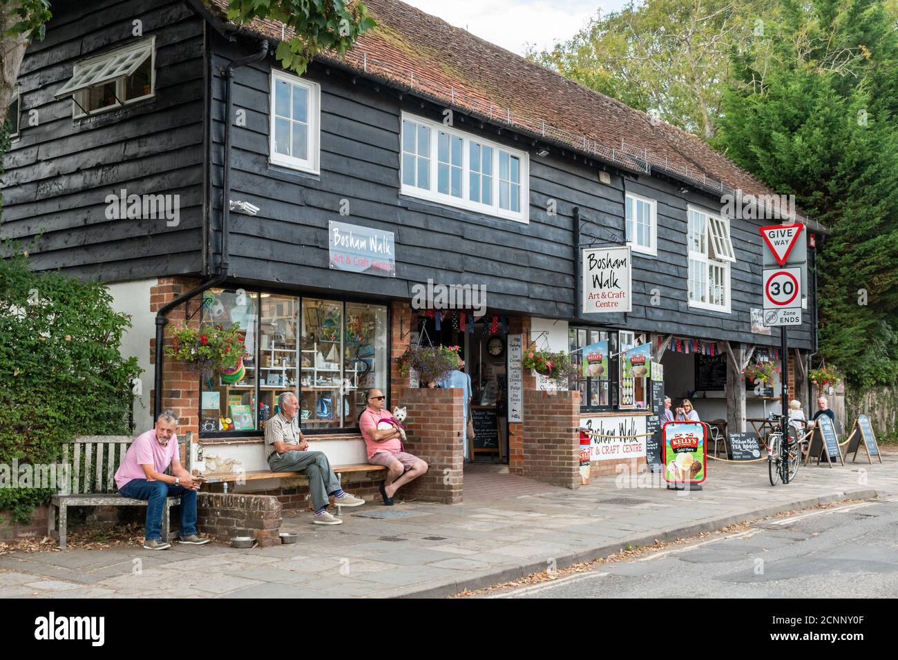 Visiteurs au centre d'art et d'artisanat de Bosham Walk, dans le village de Bosham, dans l'ouest du Sussex, au Royaume-Uni Banque D'Images