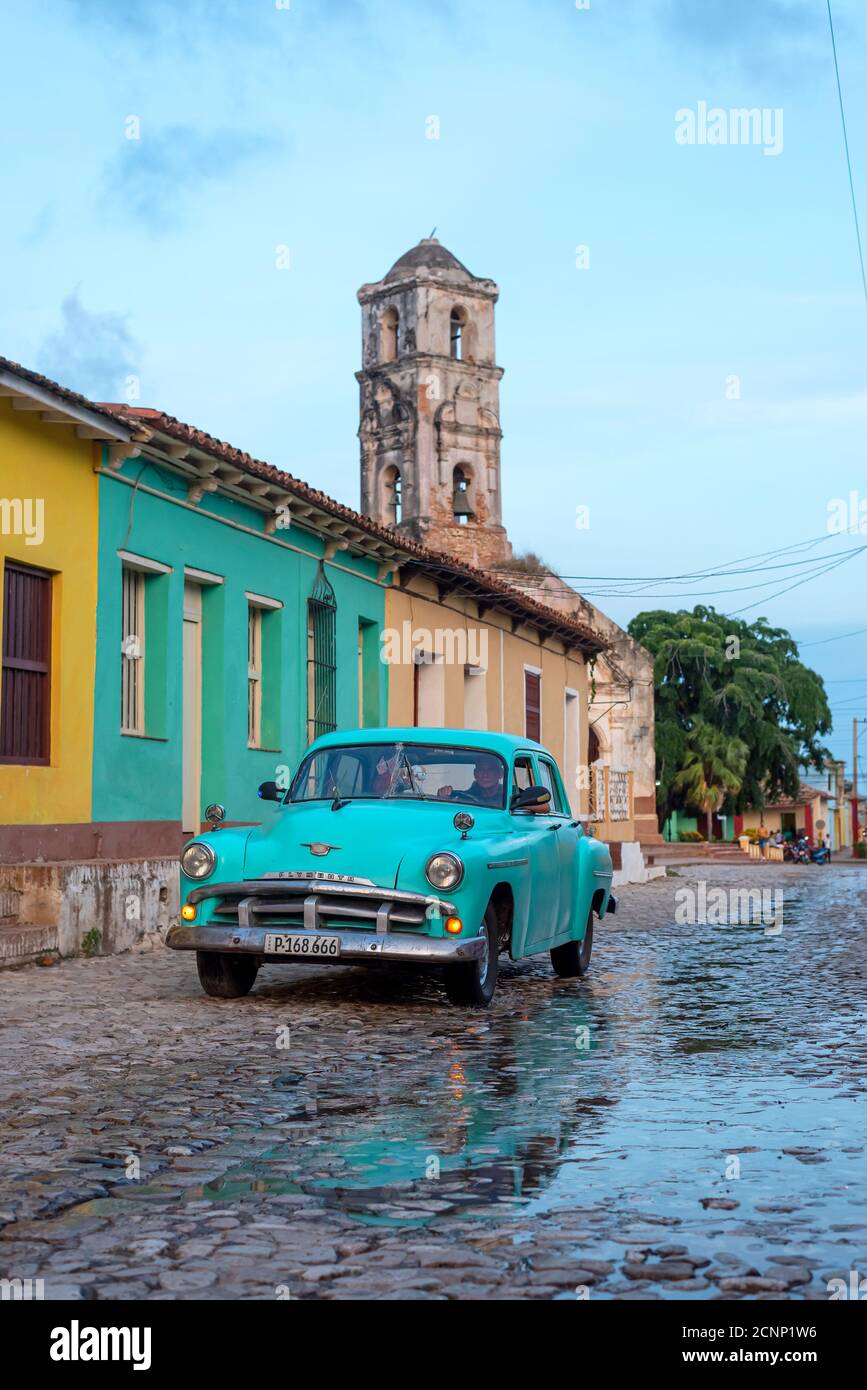24 août 2019: Scène de rue avec une vieille voiture américaine sur la rue pavée. Trinité-et-Cuba Banque D'Images