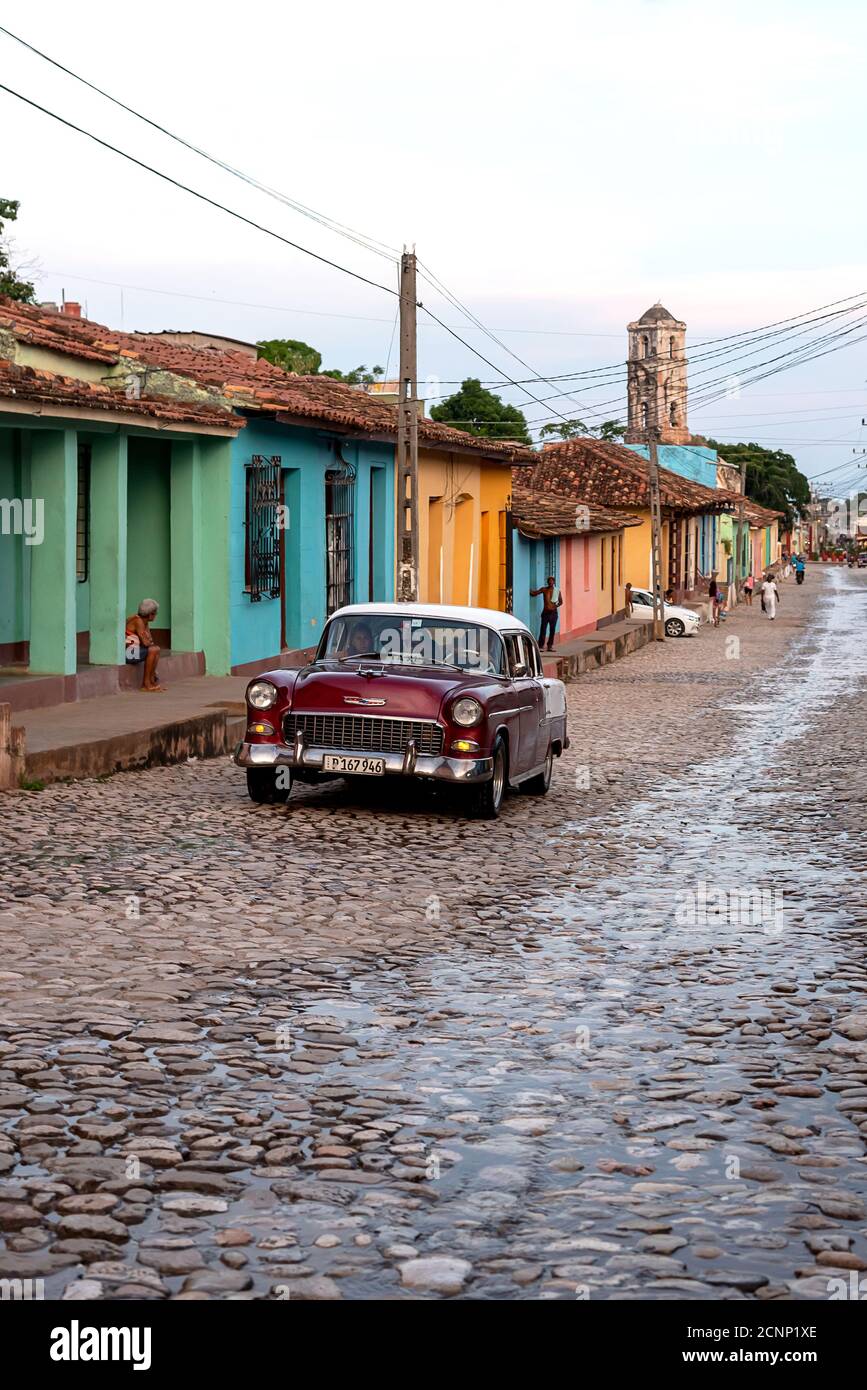 24 août 2019: Scène de rue avec une vieille voiture américaine sur la rue pavée. Trinité-et-Cuba Banque D'Images