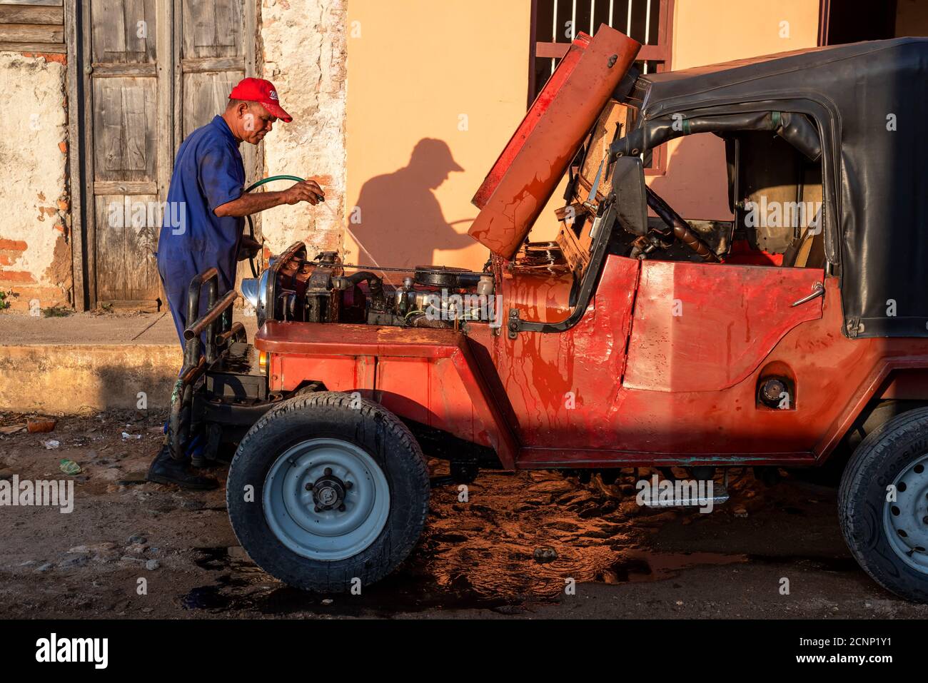 24 août 2019 : homme nettoyant la vieille voiture. Trinité-et-Cuba Banque D'Images