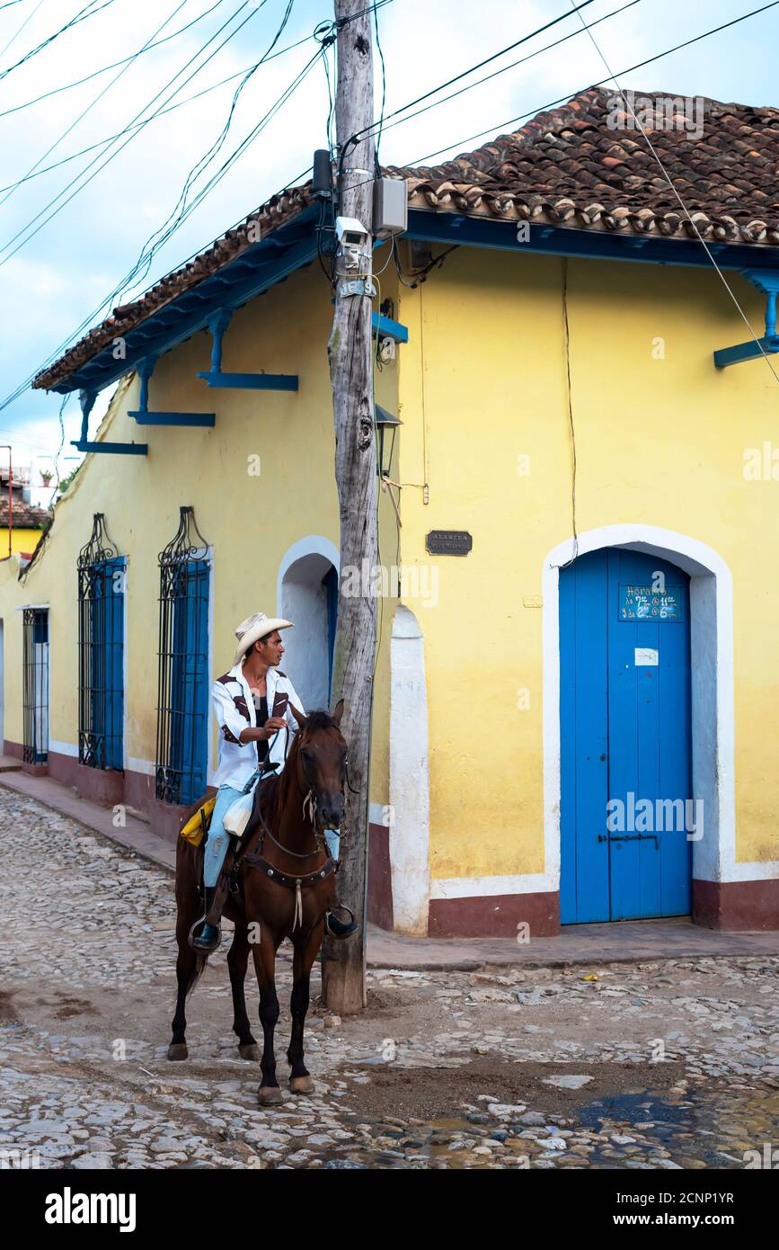 24 août 2019 : un homme à cheval dans une rue pavée. Trinité-et-Cuba Banque D'Images