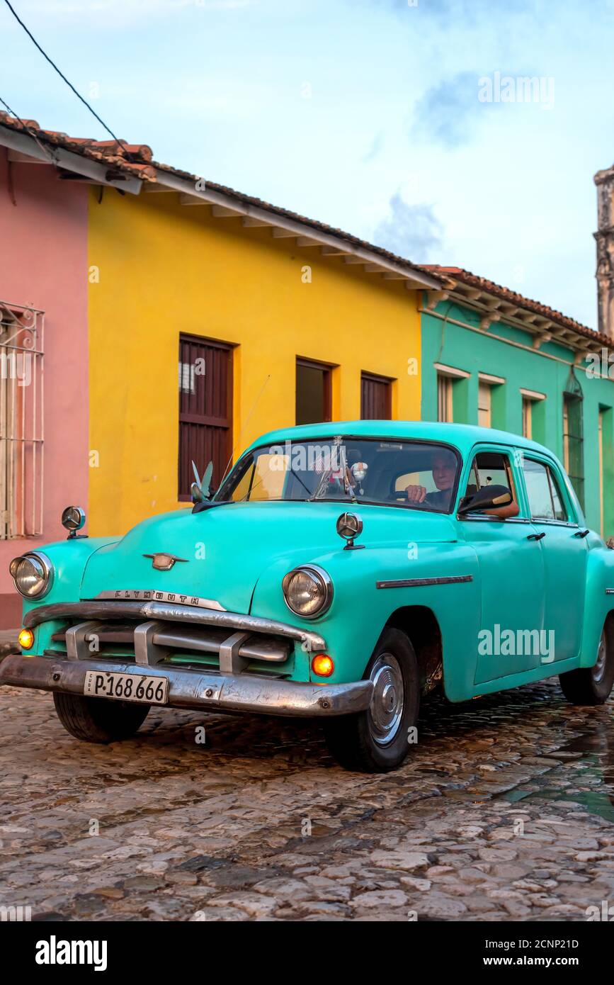 24 août 2019: Scène de rue avec une vieille voiture américaine sur la rue pavée. Trinité-et-Cuba Banque D'Images