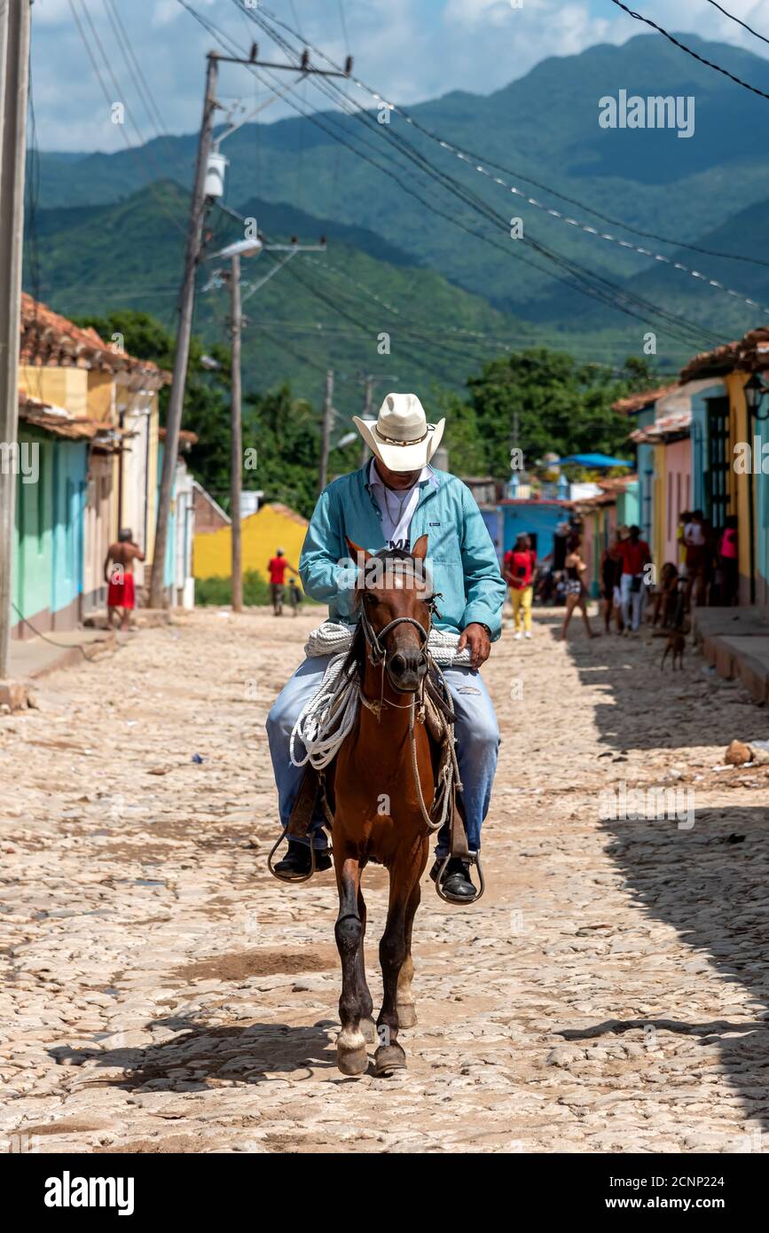 24 août 2019 : homme à cheval dans les rues colorées de Trinidad. Trinité-et-Cuba Banque D'Images