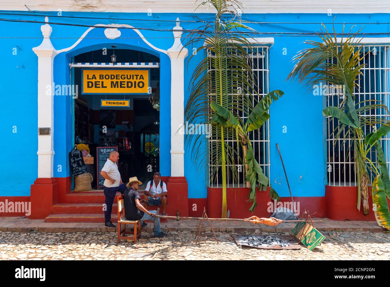 24 août 2019 : des hommes rôtisent un porcelet à la Bodeguita del Medio. Trinida, Cuba Banque D'Images