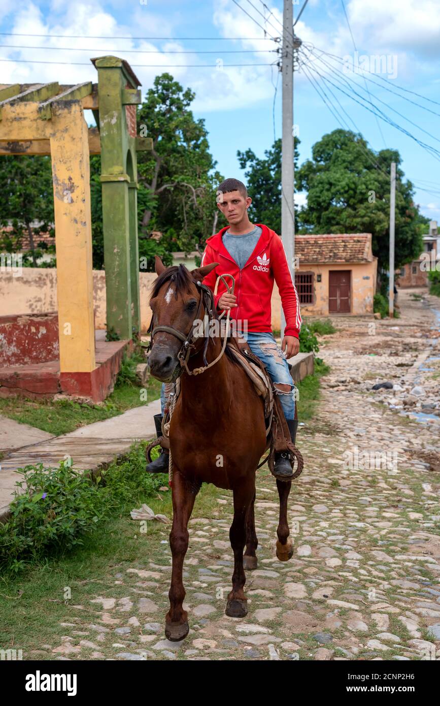 24 août 2019 : un homme à cheval dans une rue pavée. Trinité-et-Cuba Banque D'Images