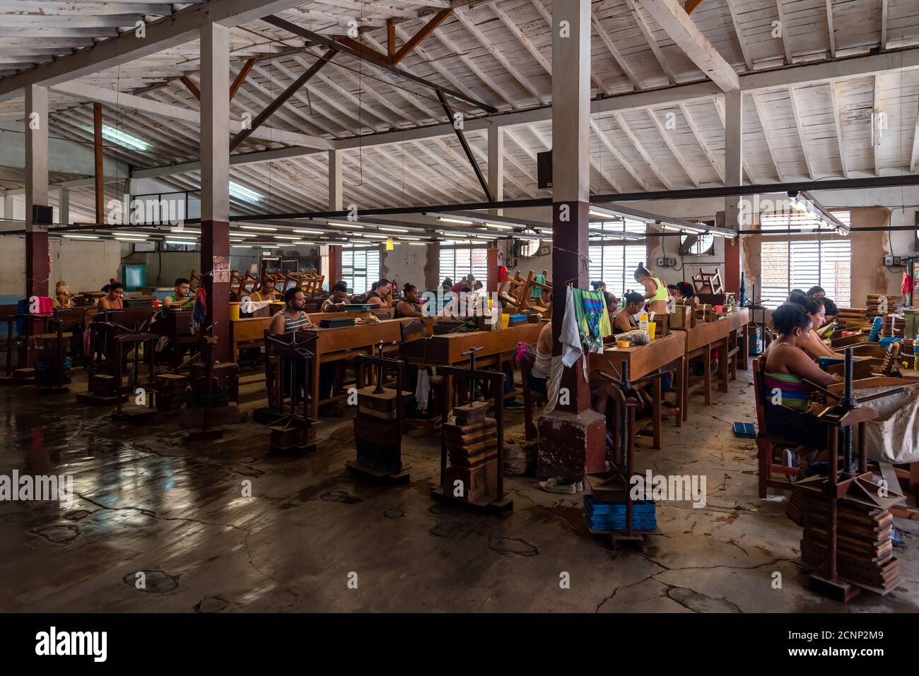 26 août 2019 : groupe d'ouvriers fait rouler des cigares dans une usine. Trinité-et-Cuba Banque D'Images
