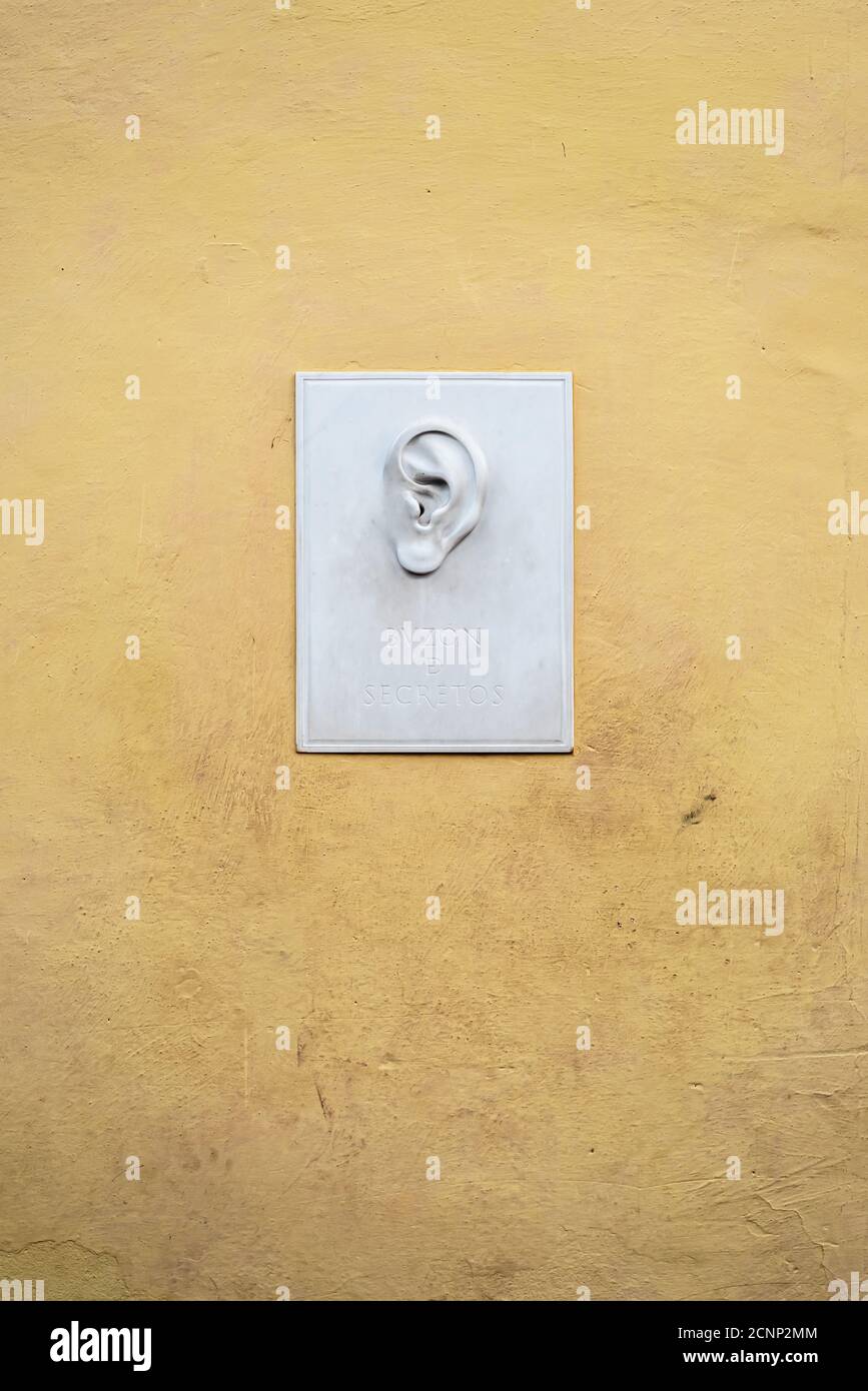 24 août 2019 : oreille sur un mur avec l'inscription « boîte aux lettres des secrets ». Trinité-et-Cuba Banque D'Images