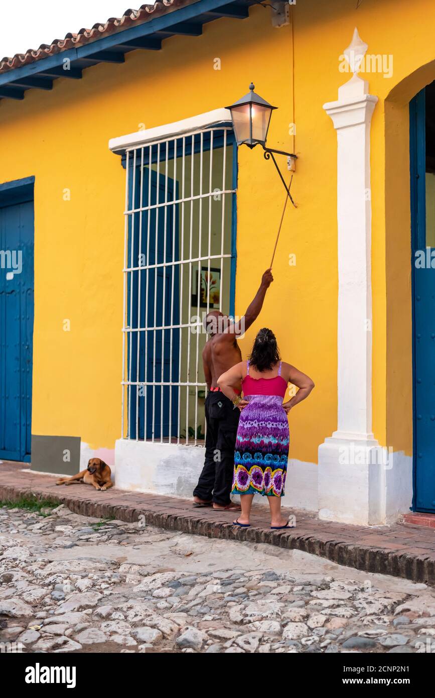 25 août 2019 : un homme éteint les feux de la rue, Trinidad, Cuba Banque D'Images