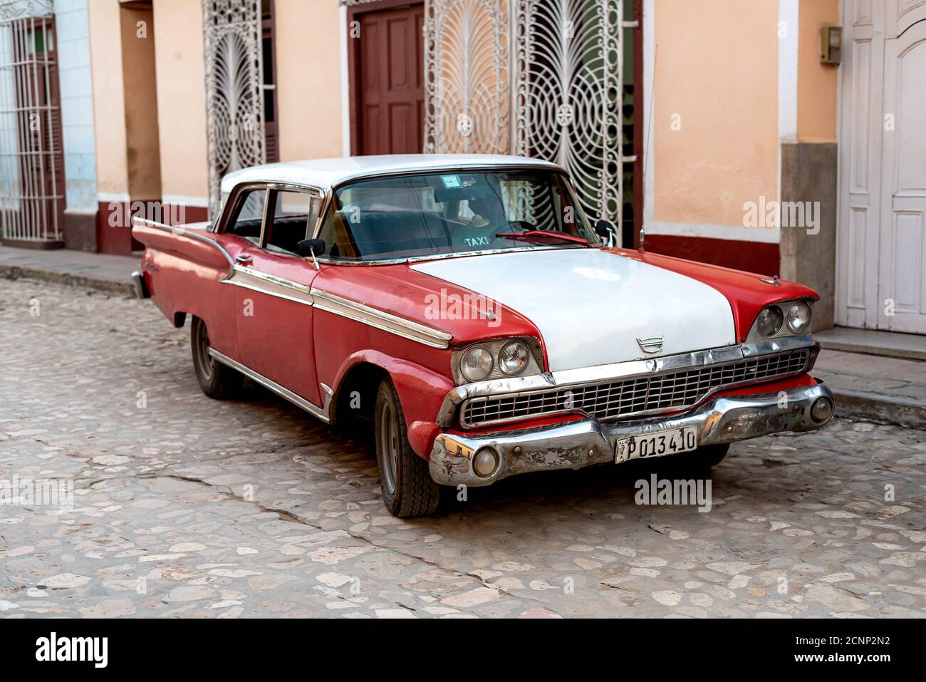 24 août 2019: Scène de rue avec une vieille voiture américaine sur la rue pavée. Trinité-et-Cuba Banque D'Images