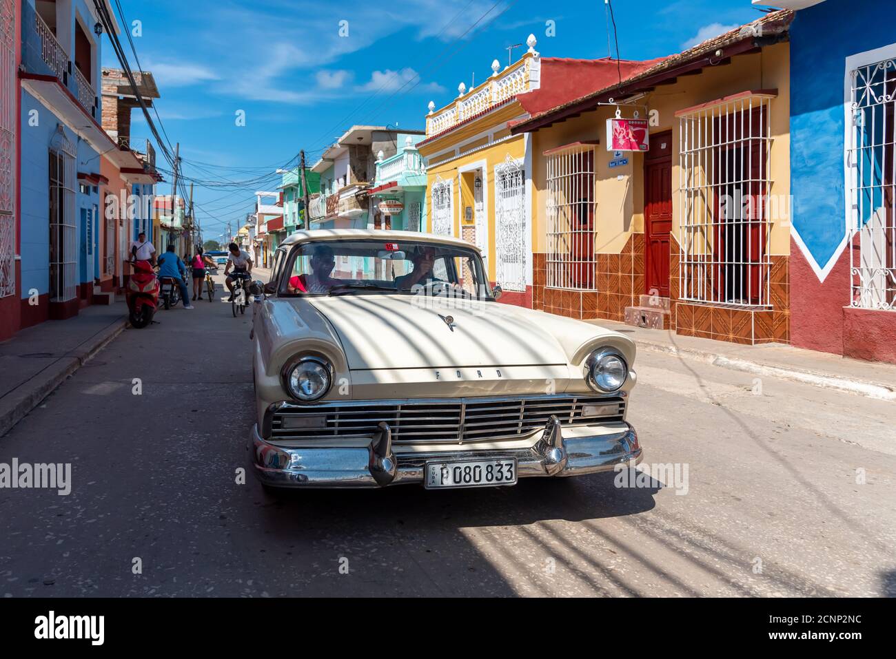 26 août 2019: Scène de rue avec une vieille voiture américaine sur la rue pavée. Trinité-et-Cuba Banque D'Images